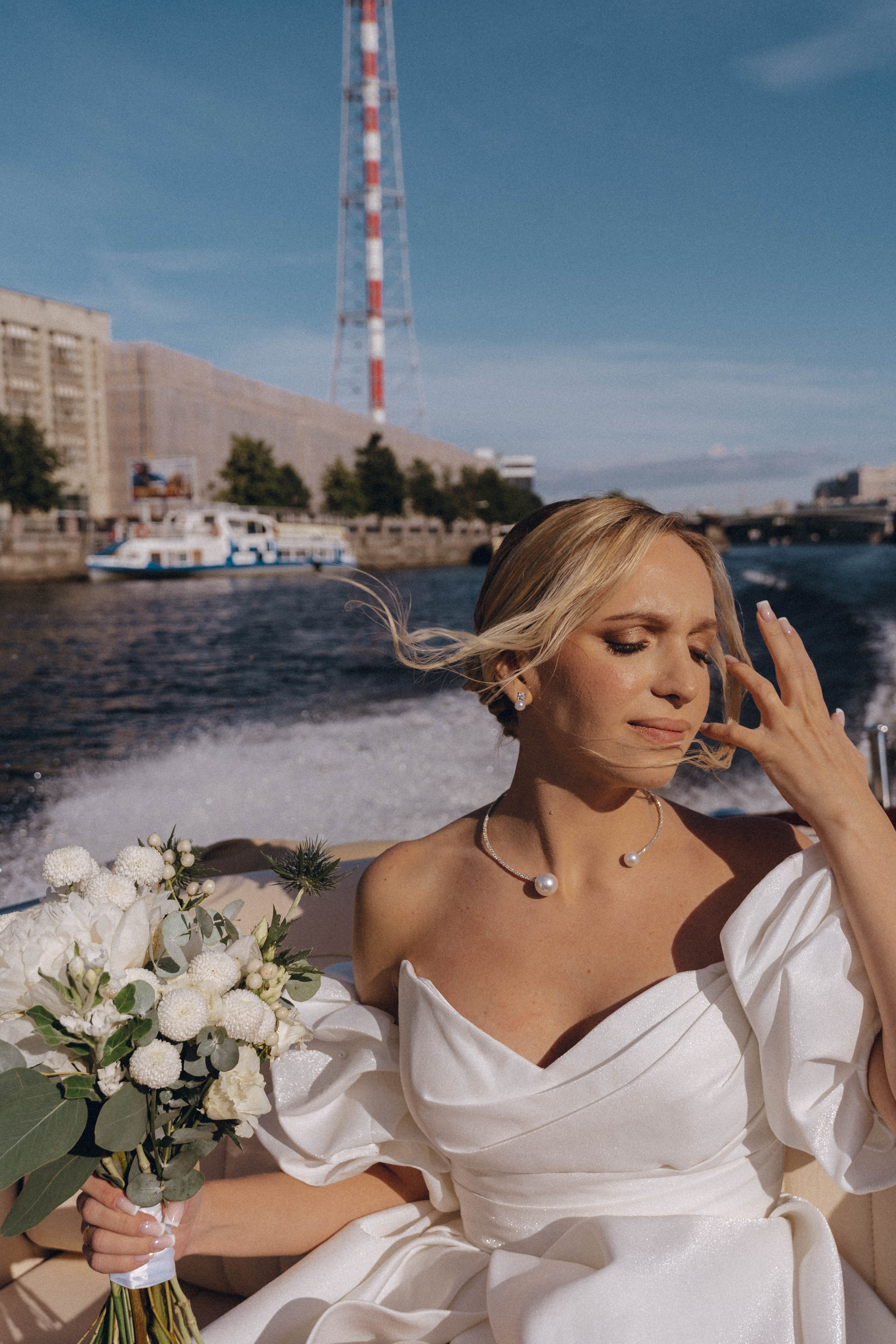 СВАДЕНБНАЯ СЬЕМКА НА КАТЕРЕ ПО КАНАЛАМ САНКТ-ПЕТЕРБУРГА И В АКВАТОРИИ НЕВЫ. Профессиональный фотограф, Санкт-Петербург — Виктория Богомолова