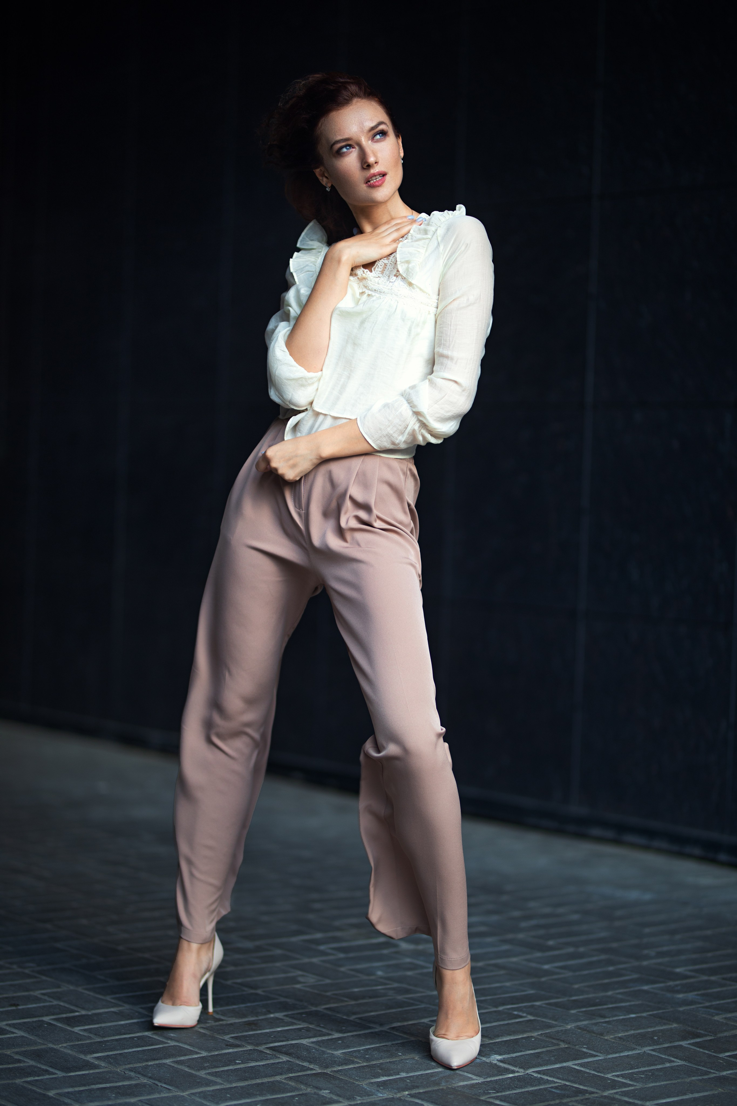 Фотосет с Анастасией в студии с минимальным интерьером в формате для «себя»