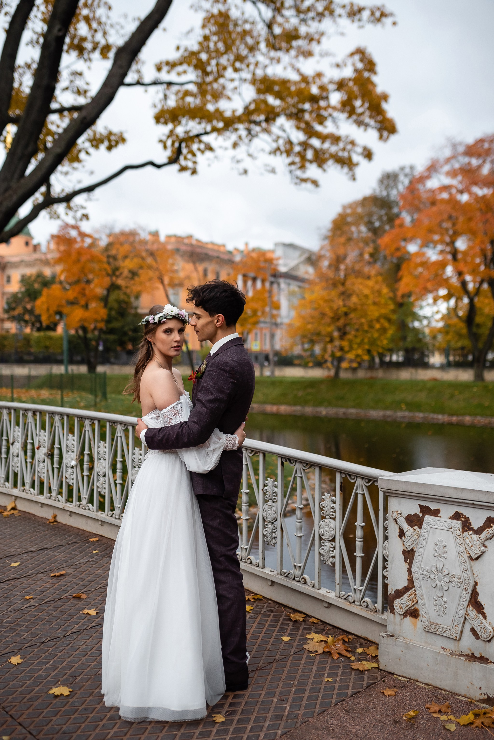 Прогулочная свадебная фотосессия в Михайловском саду