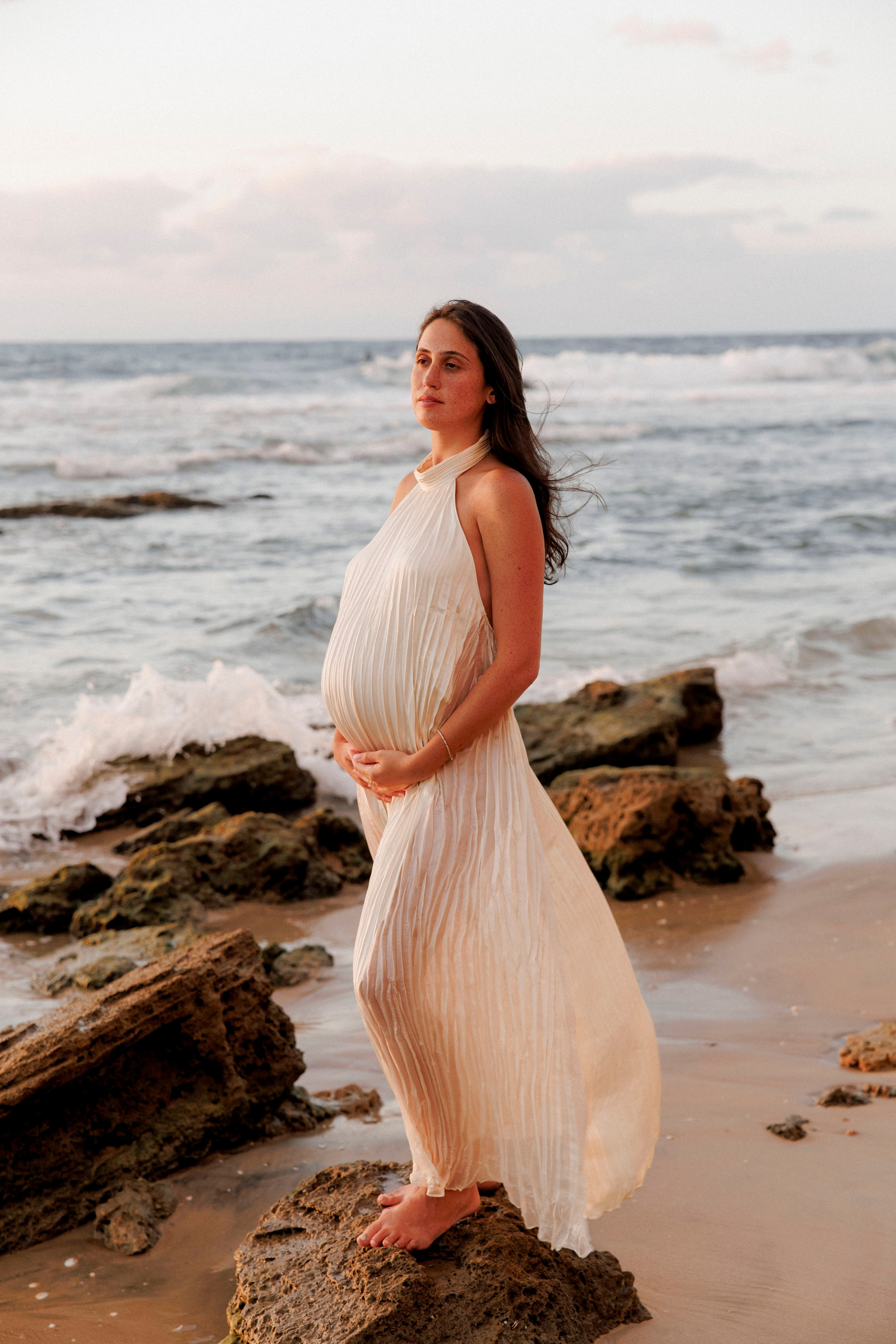 Pregnancy photoshoot near the sea. Wedding and family photographer