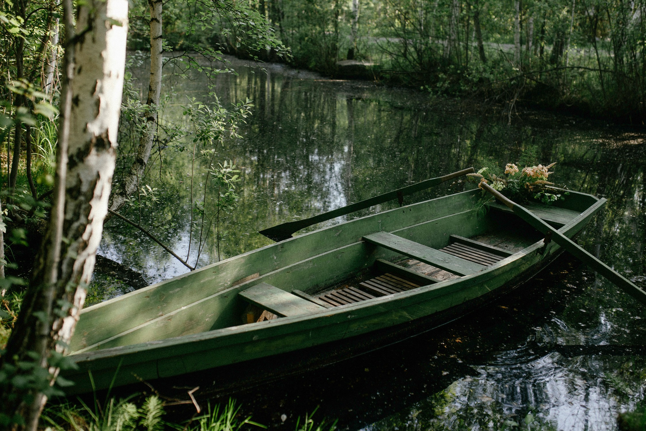Лодка на Озере — природная локация для фотосессий в Зачарованном саду, Екатеринбург. Фотостудия «Зачарованный Сад» в 20 минутах от центра Екатеринбурга