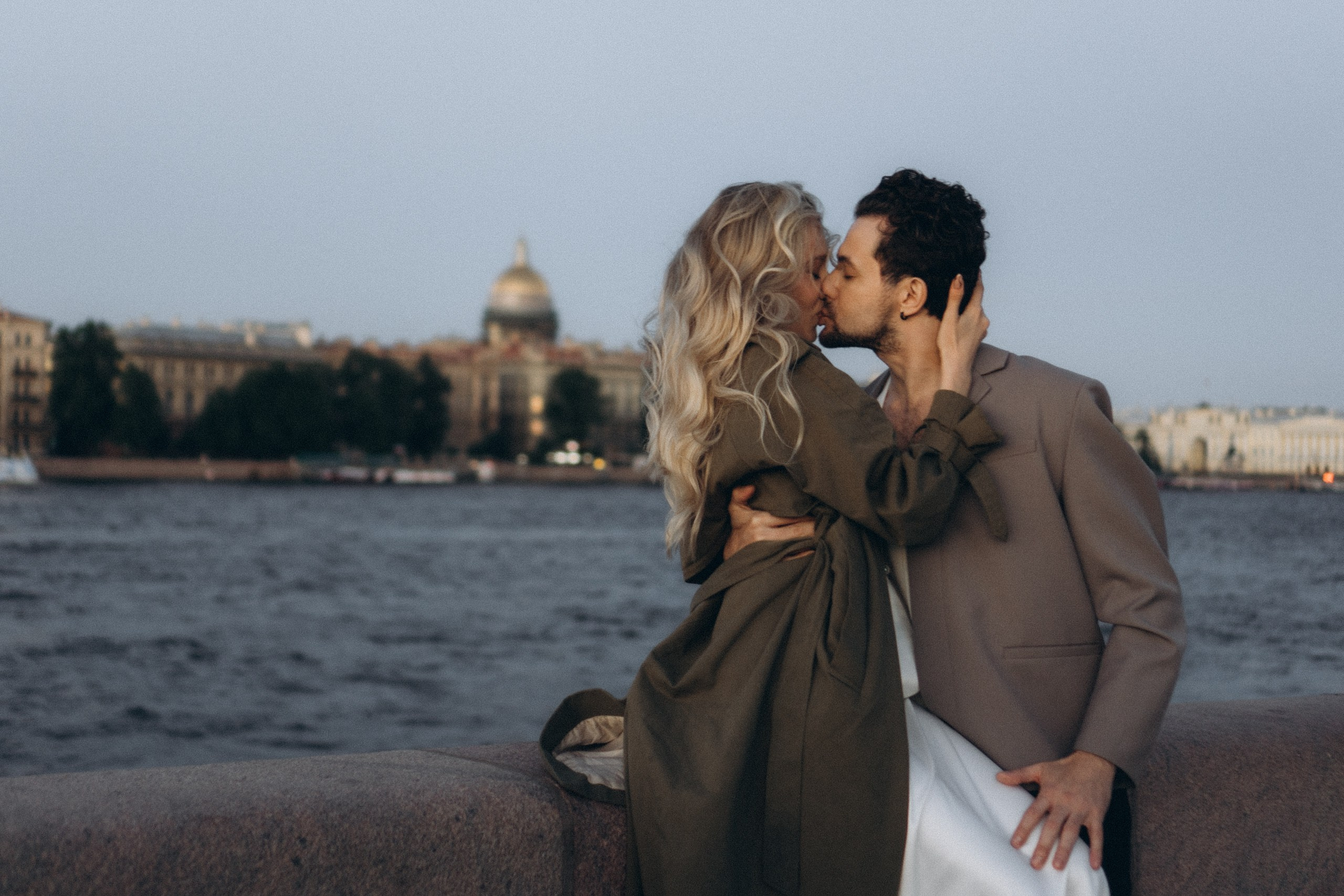 СВАДЕБНАЯ СЬЕМКА ПАРЫ НА РАССВЕТЕ В БЕЛЫЕ НОЧИ И ПРОГУЛКА С РАЗВОДНЫМИ МОСТАМИ И ПИКНИК ВОЗЛЕ ИСАКИЕВСКОГО СОБОРА. Профессиональный фотограф, Санкт-Петербург — Виктория Богомолова