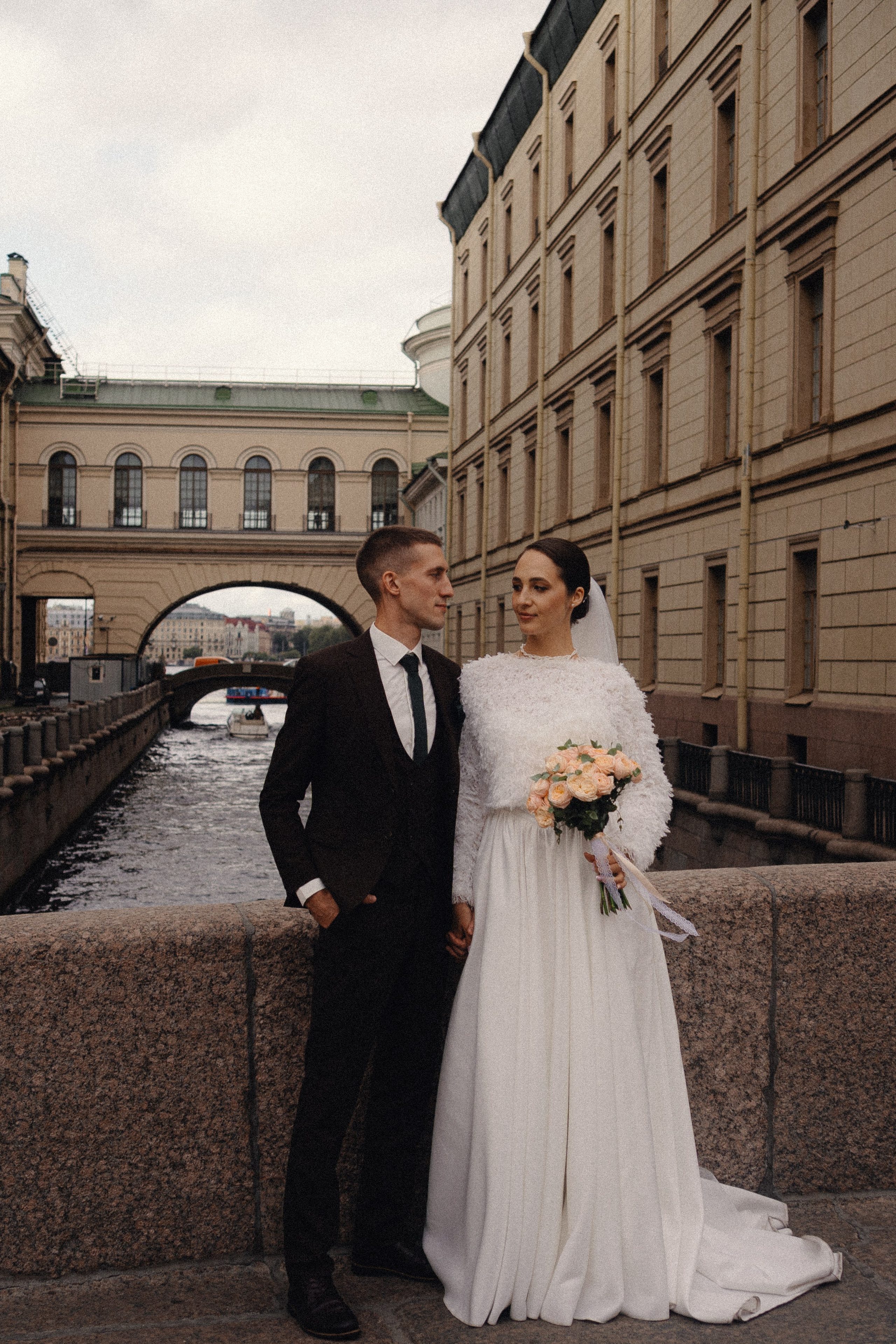 СВАДЕБНАЯ ПРОГУЛКА В САНТК-ПЕТЕРБУРГЕ (ИСАКИЕВСКИЙ СОБОР, ЗИМНЯЯ КАНАВКА, ЭРМИТАЖ И БОЛЬШАЯ МОРСКАЯ УЛИЦА). Профессиональный фотограф, Санкт-Петербург — Виктория Богомолова
