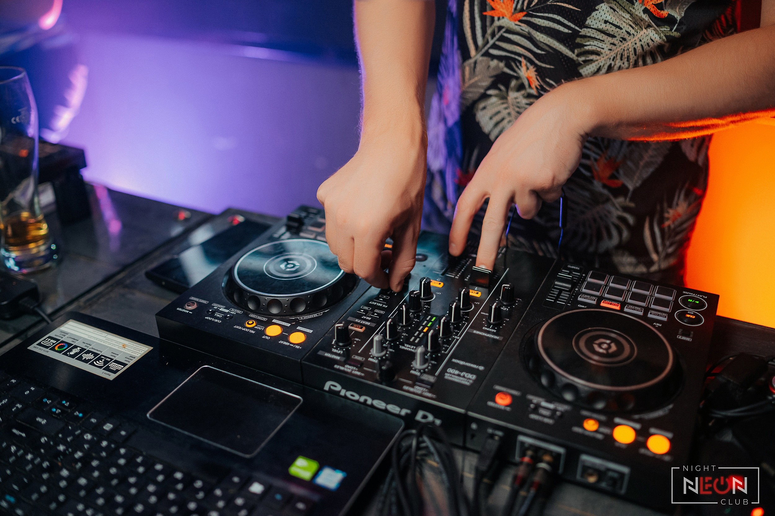 Ночной клуб НЕОН | Фотоотчеты NEON Барнаул. Репортажный (Event) фотограф в Барнауле | Даниил Маркин | Качество и вайб