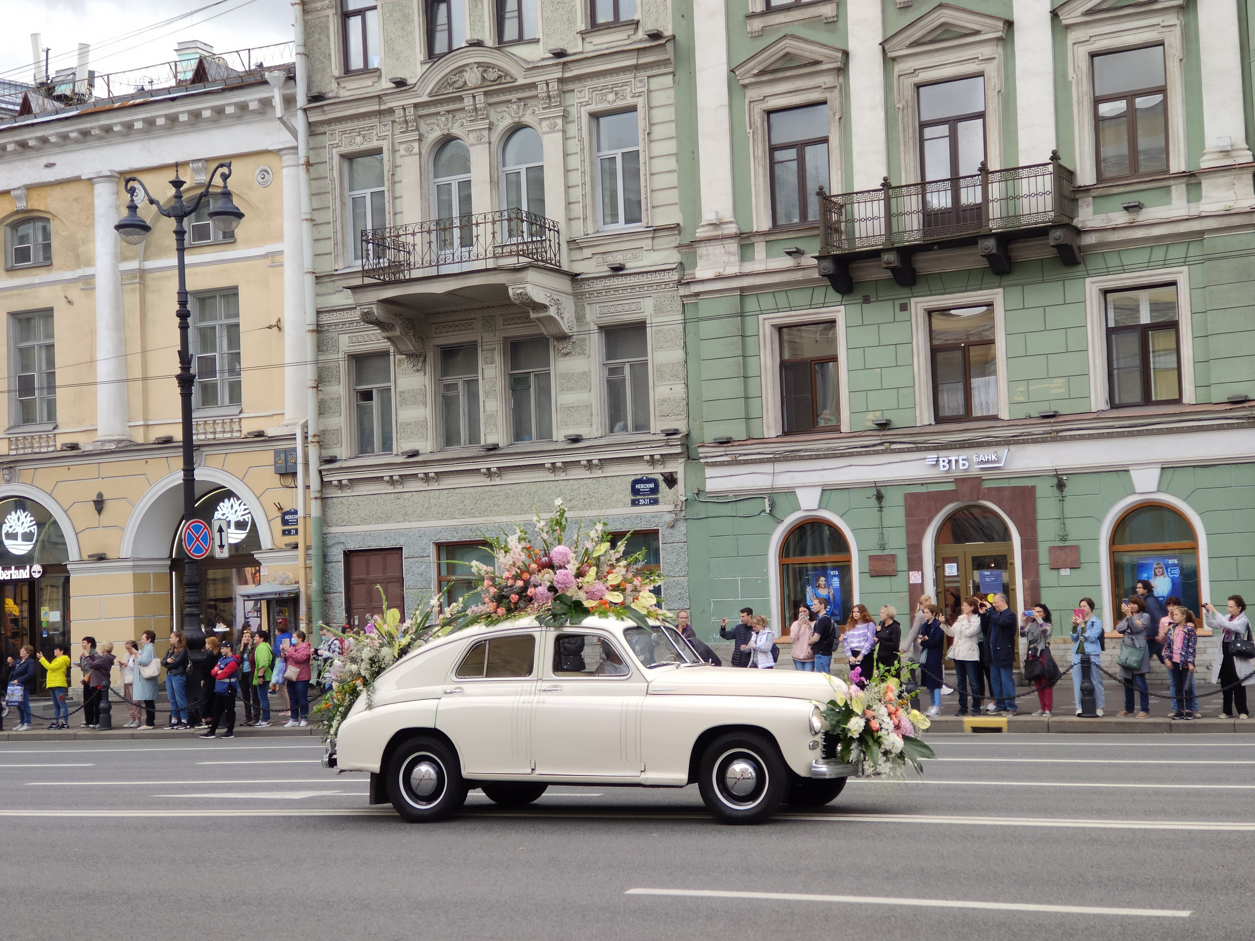 Невский перекрыт. Идут платформы с цветами и танцующими на них (платформах) артистами