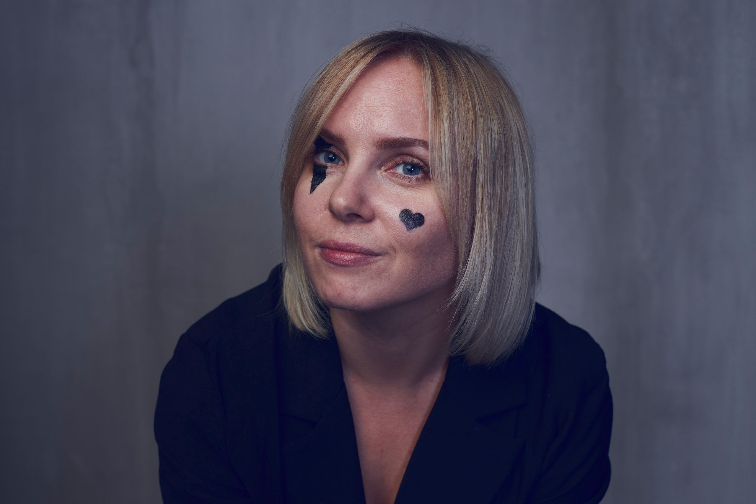 Портрет девушки блондинки с минималистичным макияжем в клоунском стиле