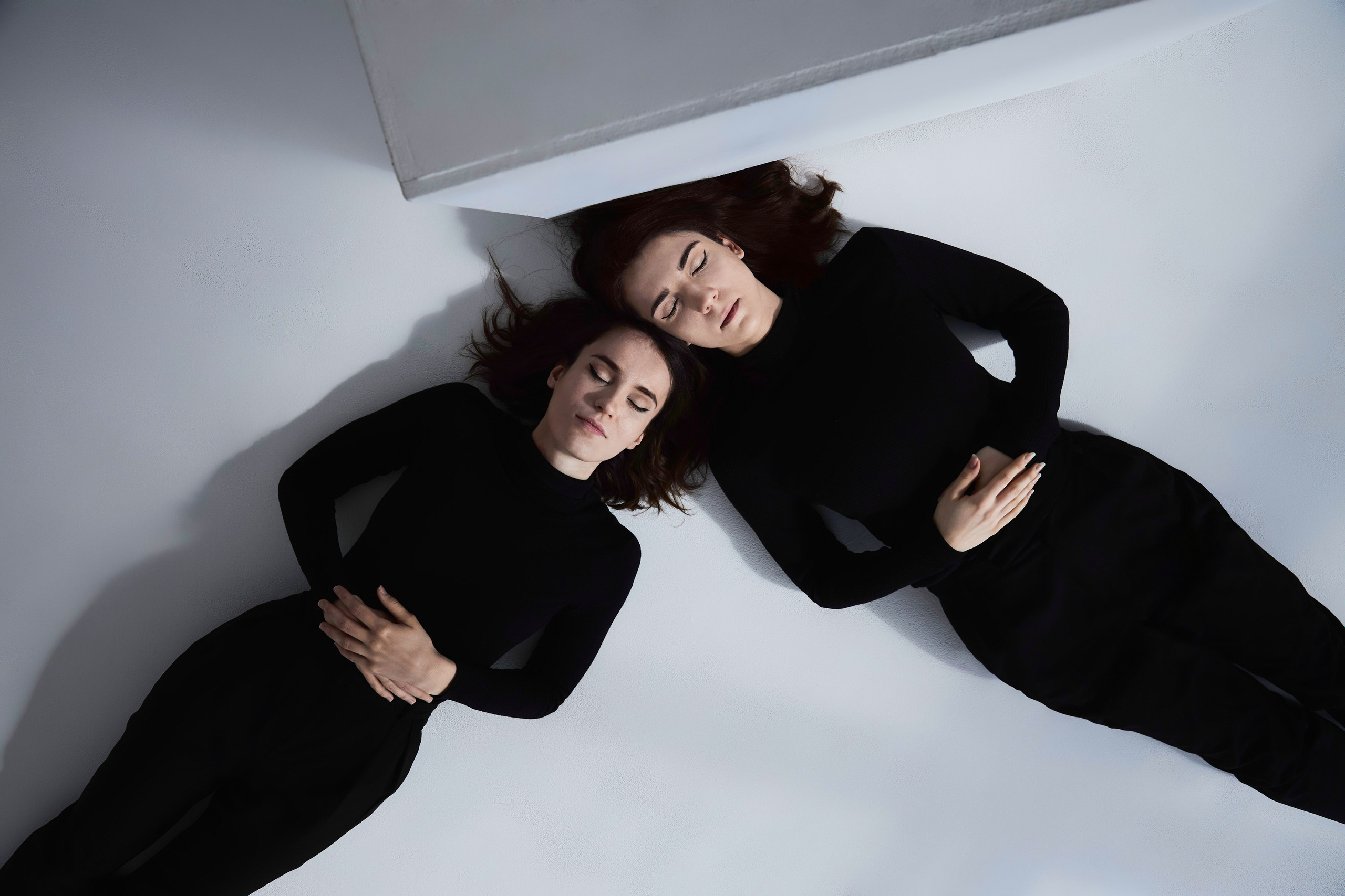 Фотосессия для двух девушек Авроры и Ирины в студии. Анна Потявина. Фотограф Москва