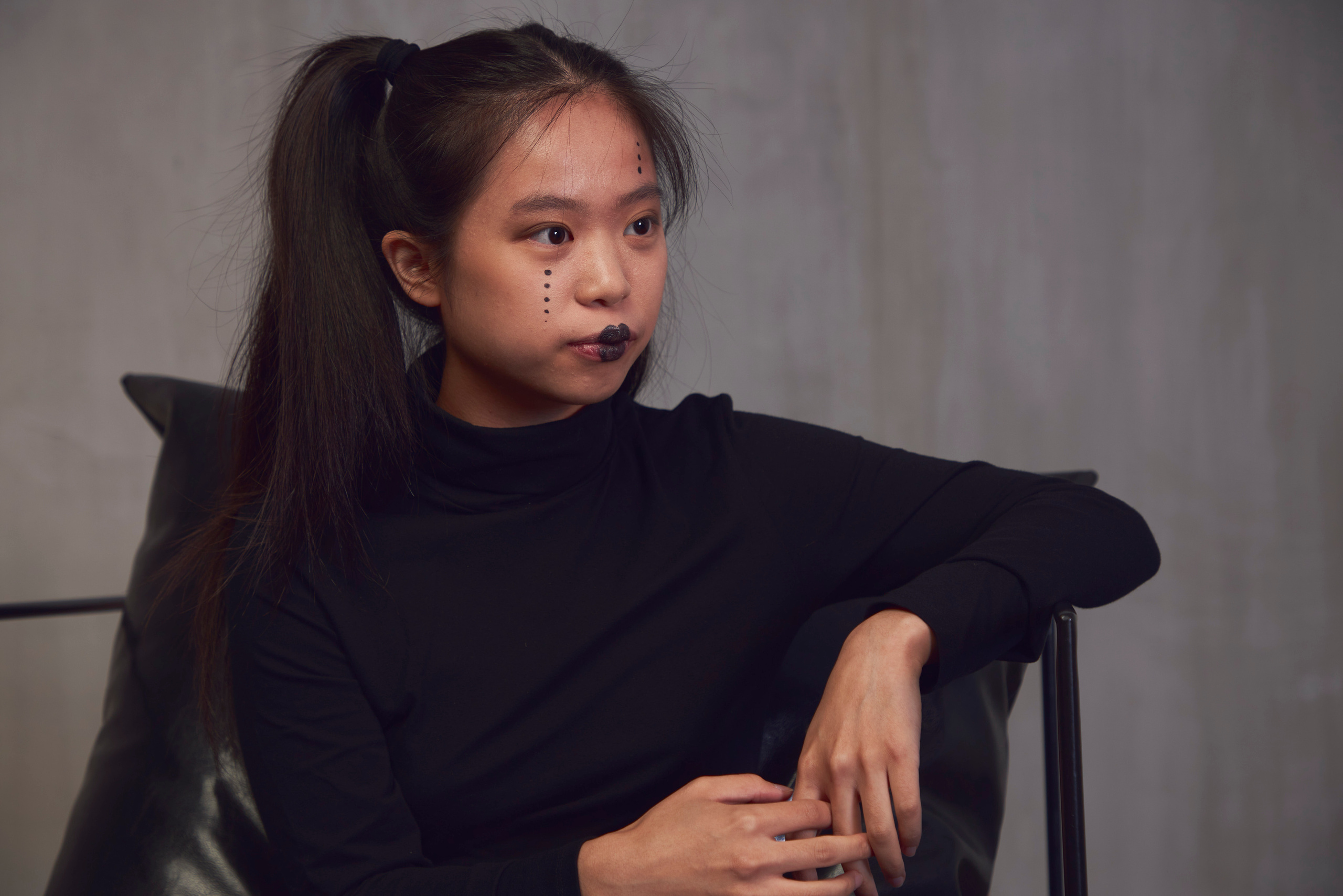 Портрет девушки азиатской внешности с минималистичным макияжем в клоунском стиле