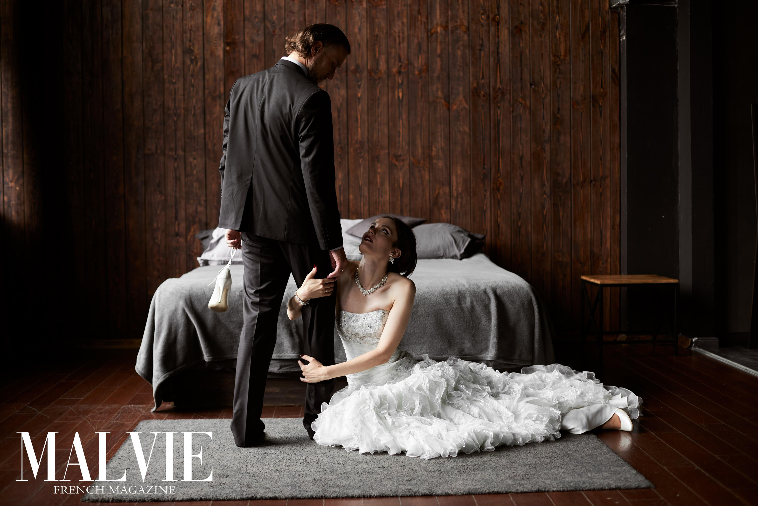 Жених стоит повернувшись спиной, а невеста сидит на полу и обнимает его за ногу. Дерзкая свадебная love-story