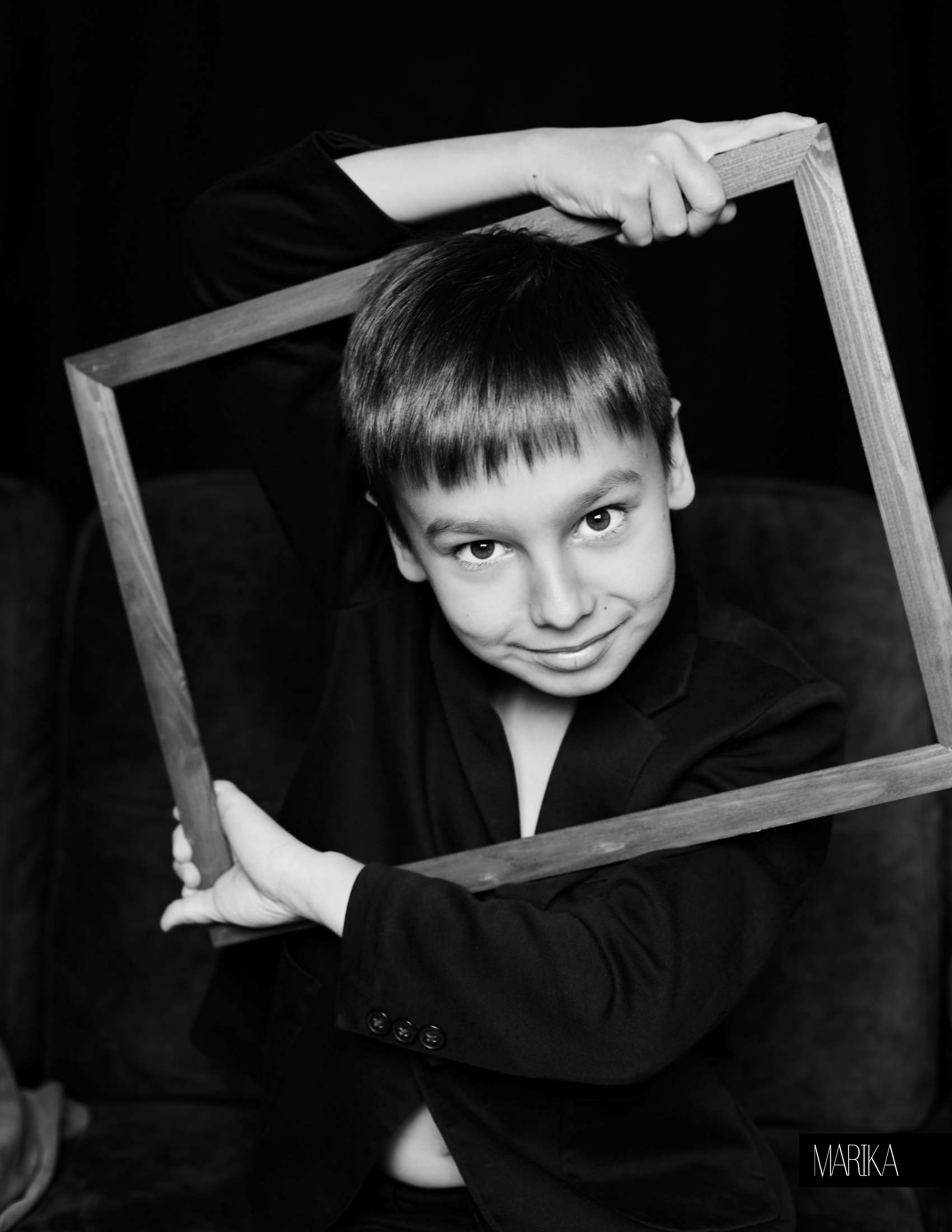 Детская креативная фотосессия - портрет мальчика с деревянной рамкой для фотографии