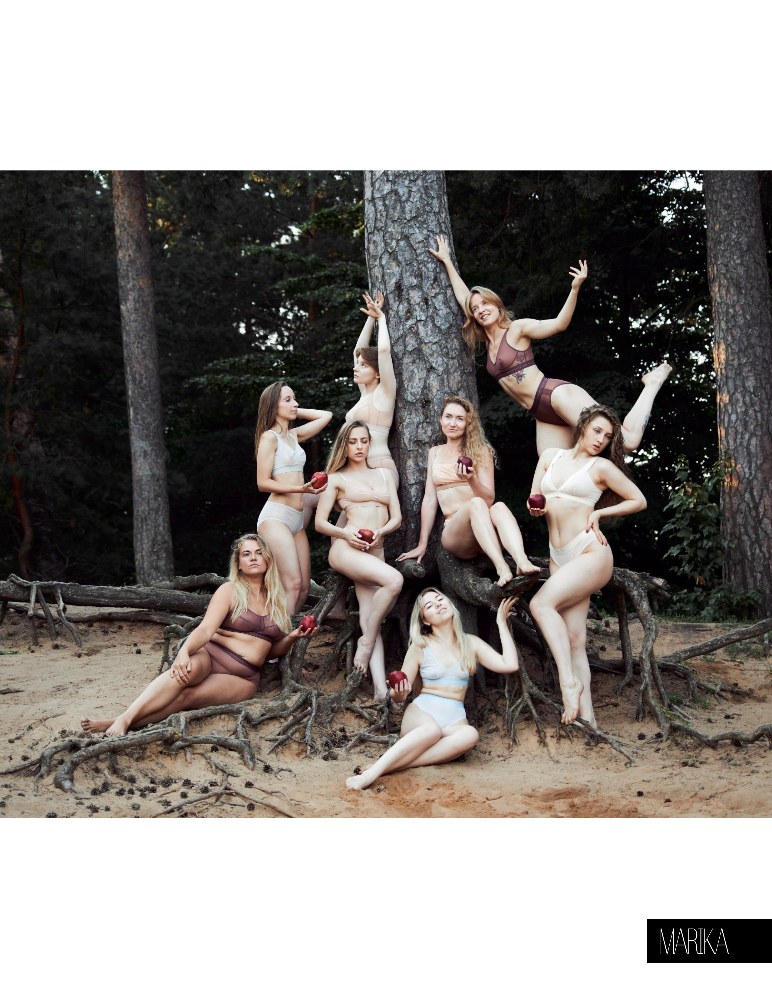 Девушки в нижнем белье держат в руках красные яблоки