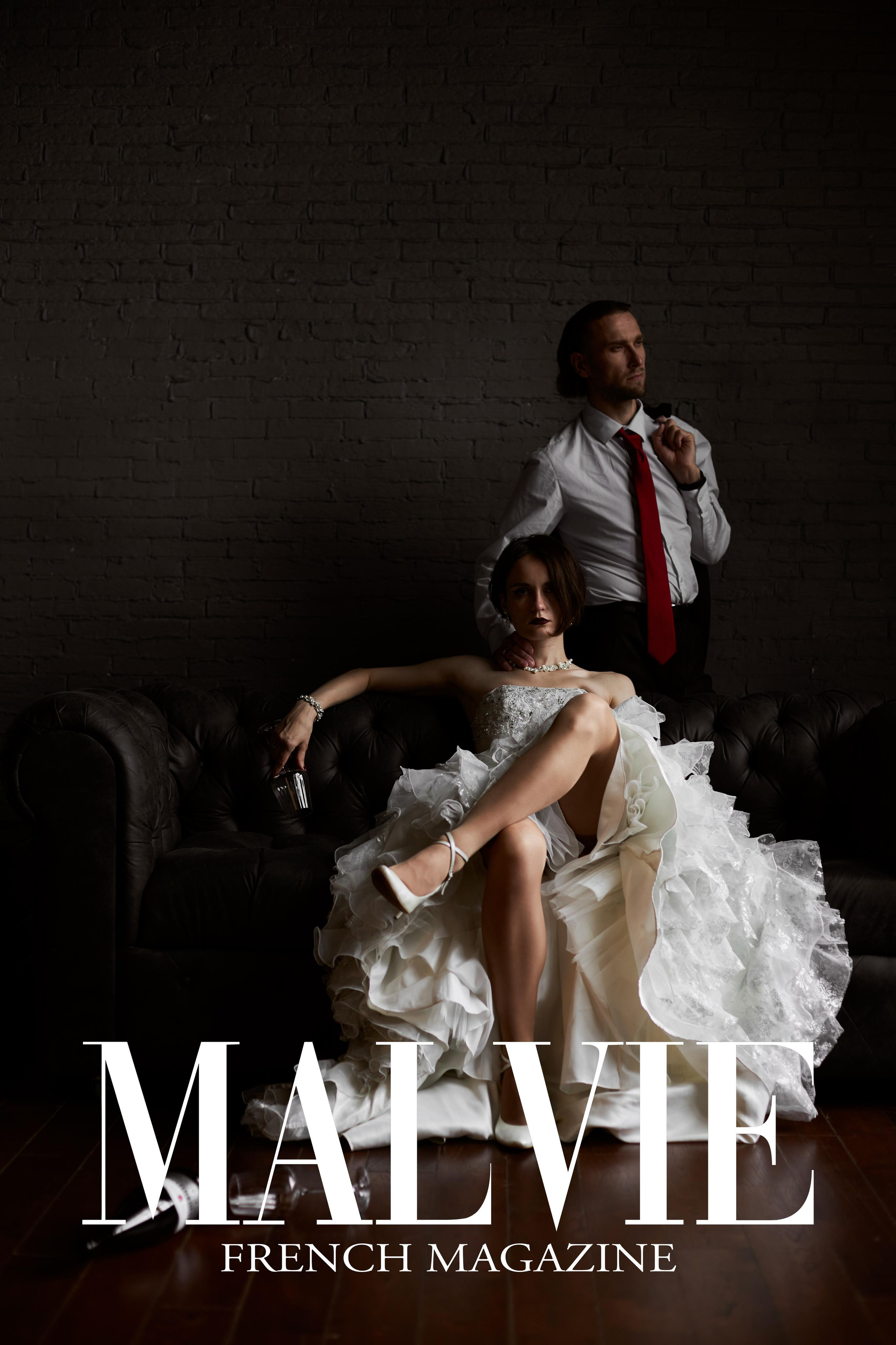 Свадебная love-story в фотостудии Prostranstvo в Москве. Невеста сидит на диване, закинув ногу на ногу, а жених держит её за шею