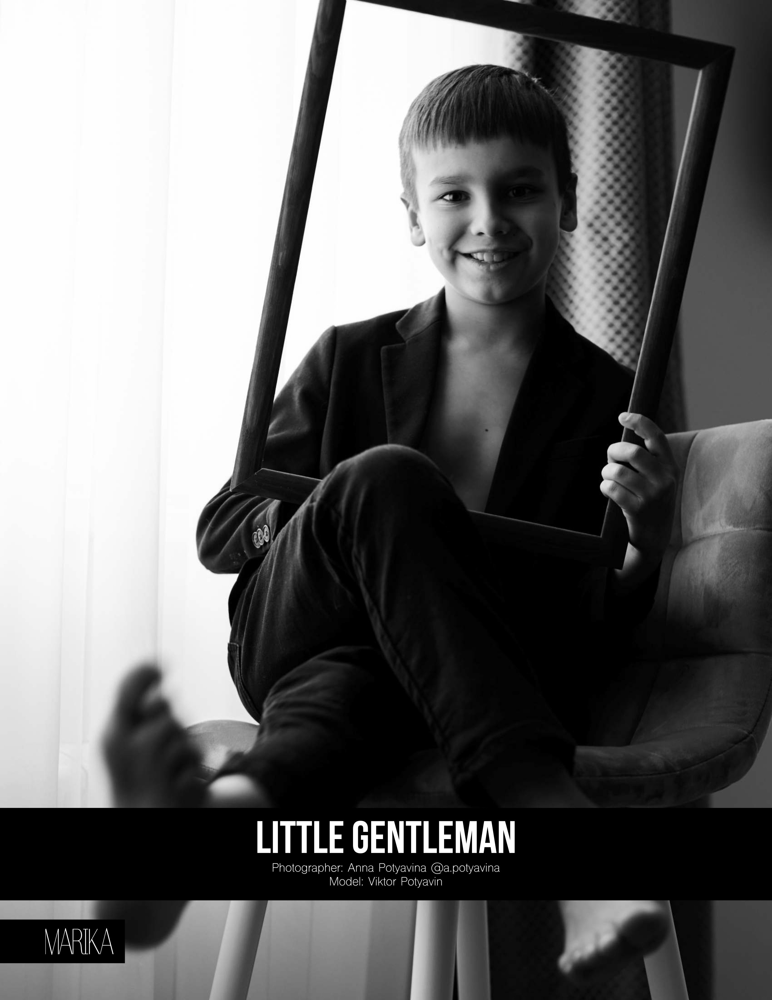 Черно-белый портрет мальчика в брюках и пиджаке на голое тело