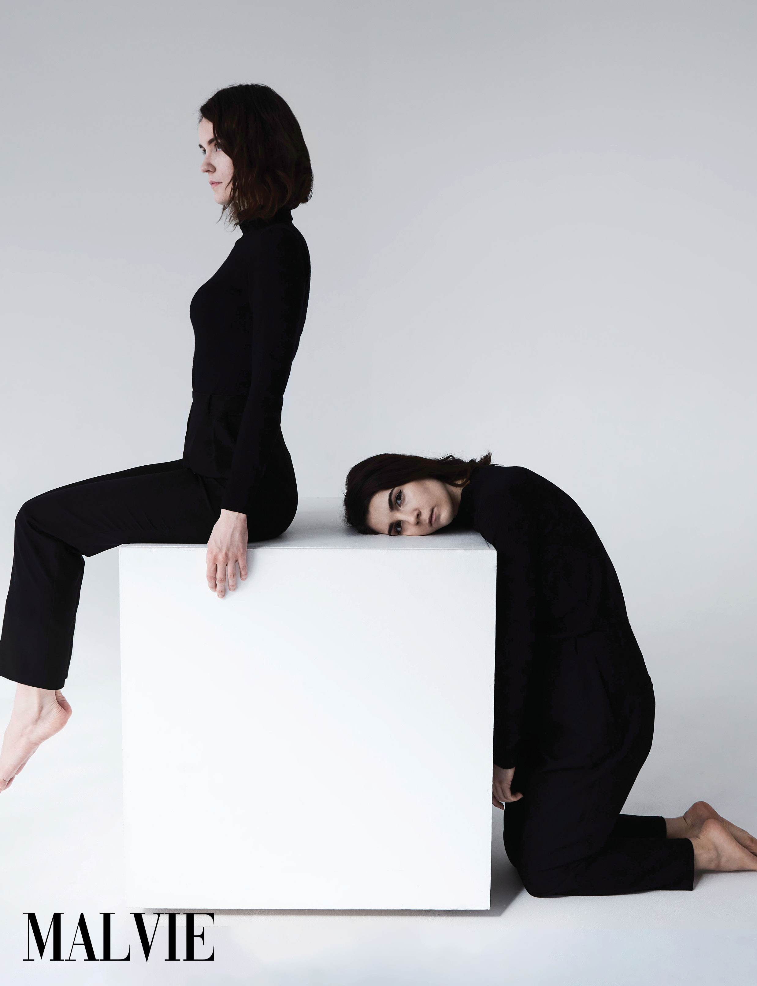 Фотосессия для двух девушек в минималистично- геометричном стиле