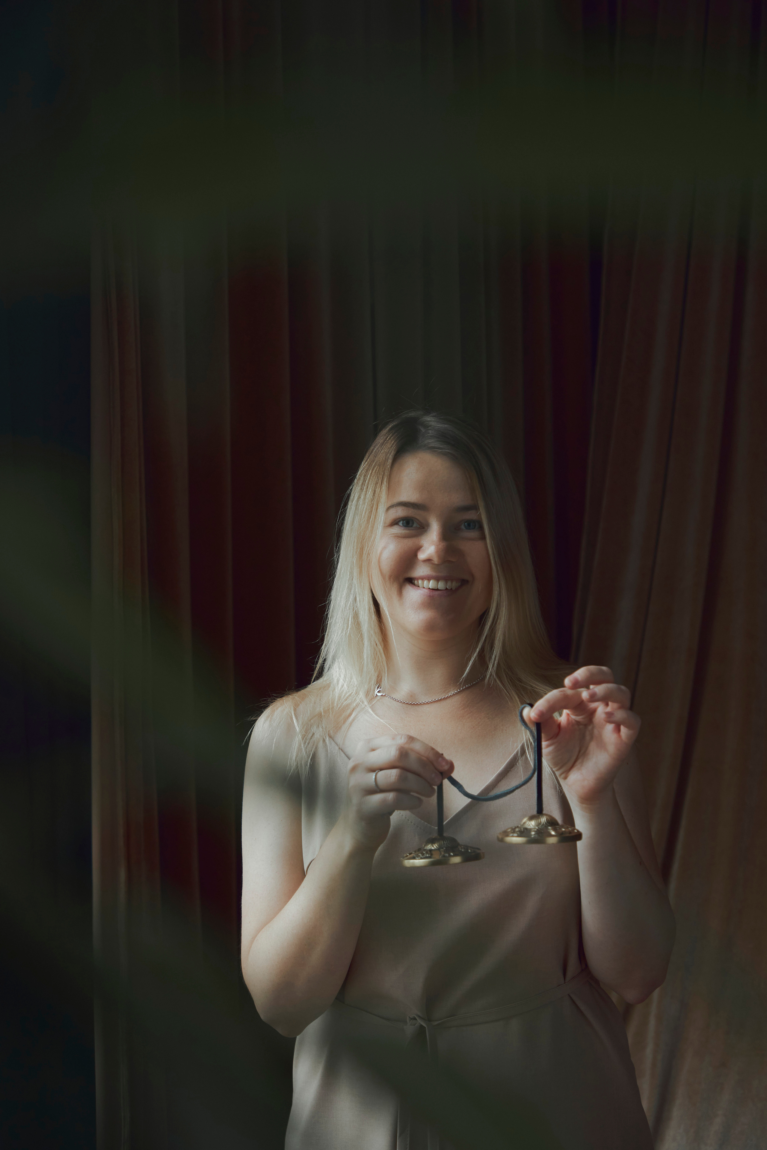 Девушка улыбается и держит в руках караталы