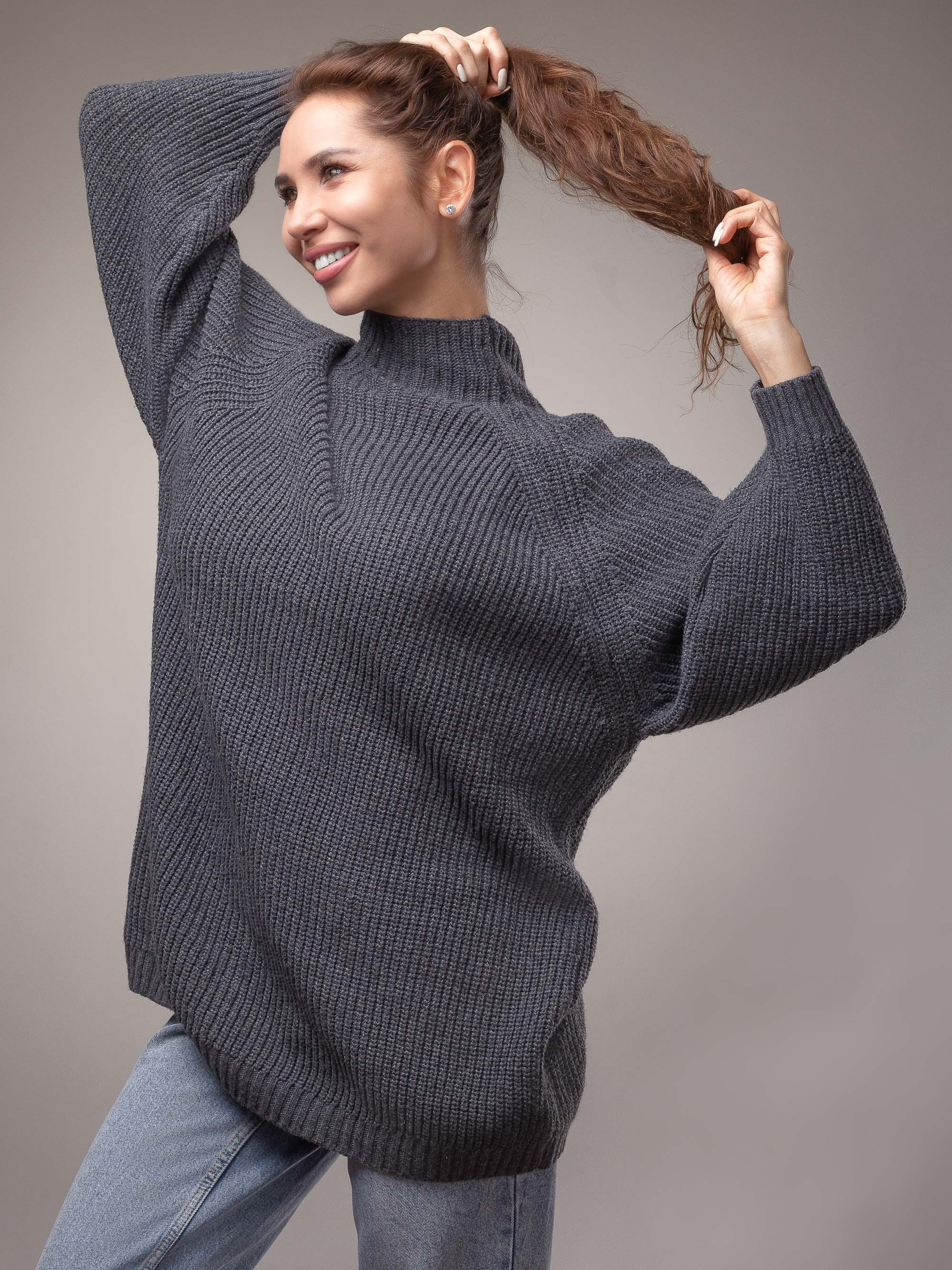 Съемка женского свитера на модели в студии