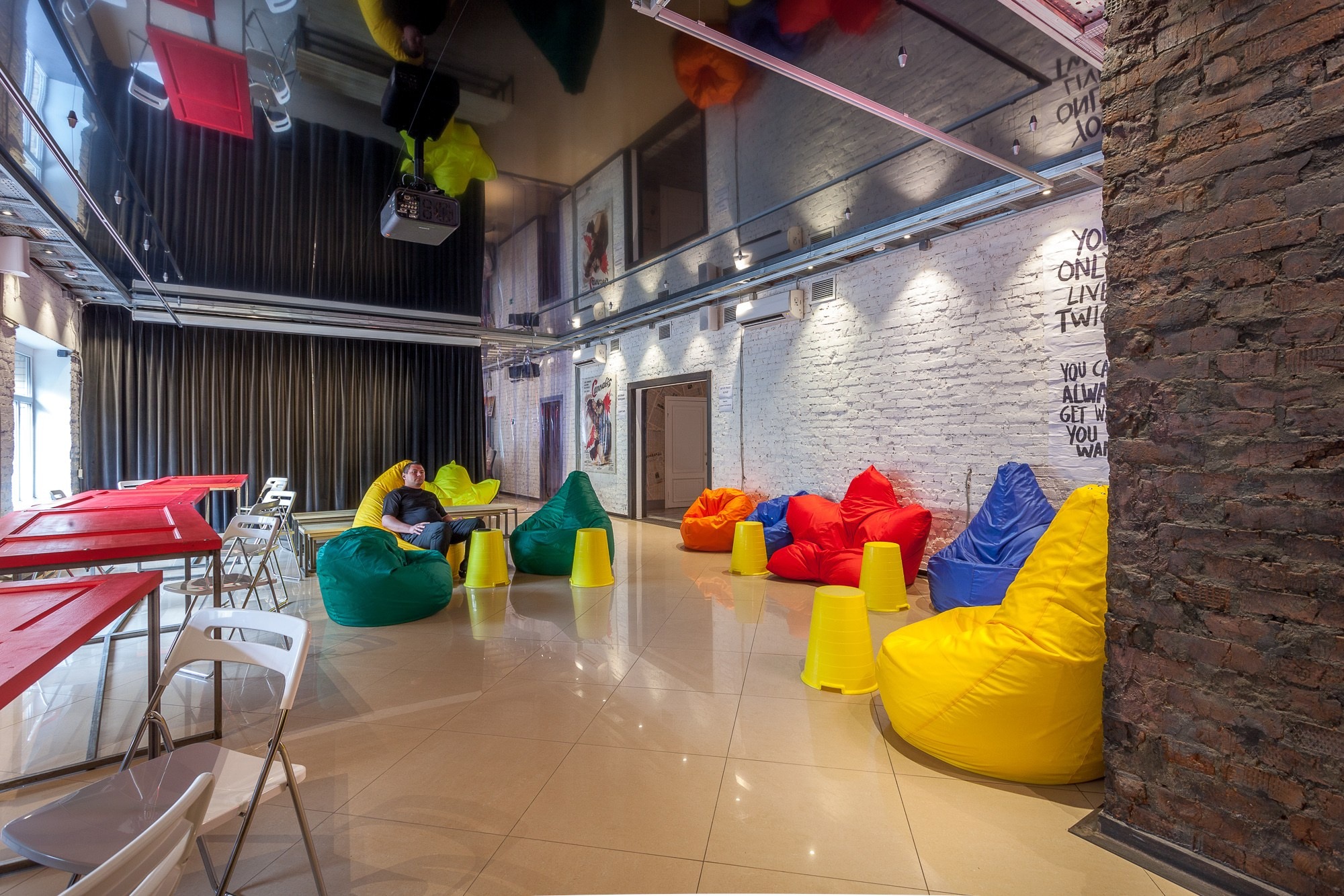 ОФИС АГЕНСТВА НА ЯУЗСКОЙ                                                             Архитектура: Зайцев С.                                                                                Дизайн: Работнов А.   