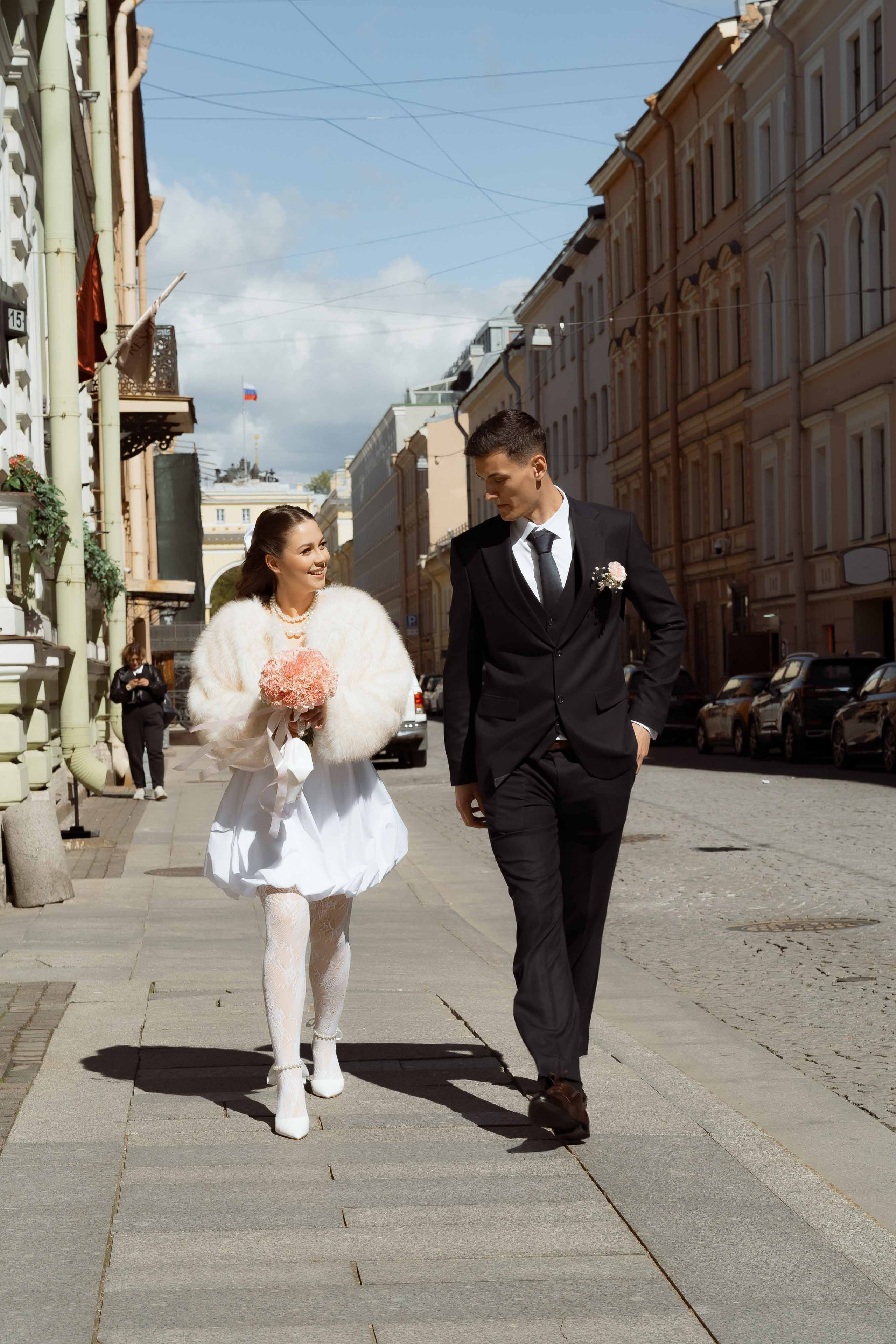 Свадебная прогулка по улицам Петербурга — стильная пара