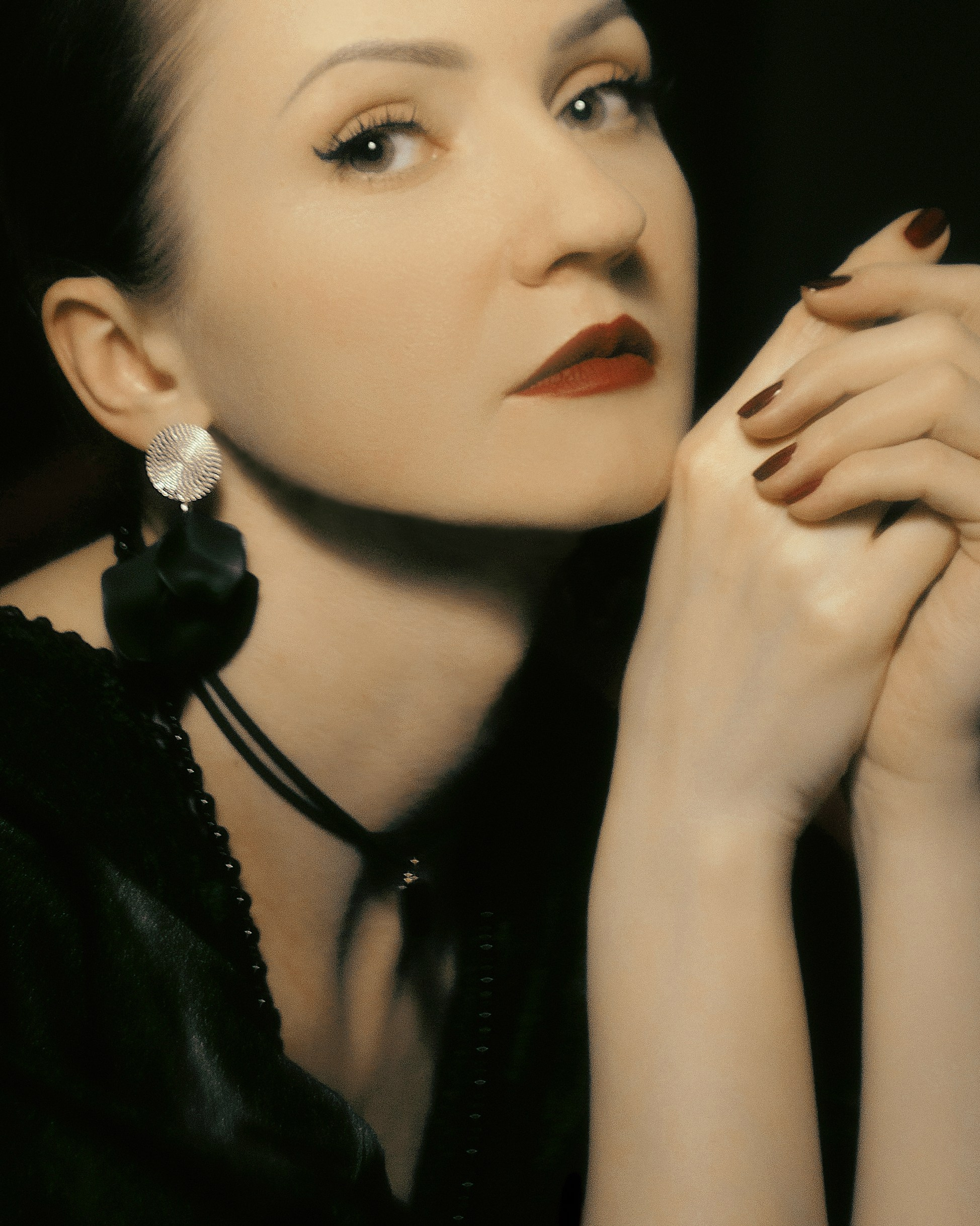 нуарная фотосессия в студии, крупный женский портрет с красной помадой и винтажными серьгами в стиле Караваджо, фотограф Москва