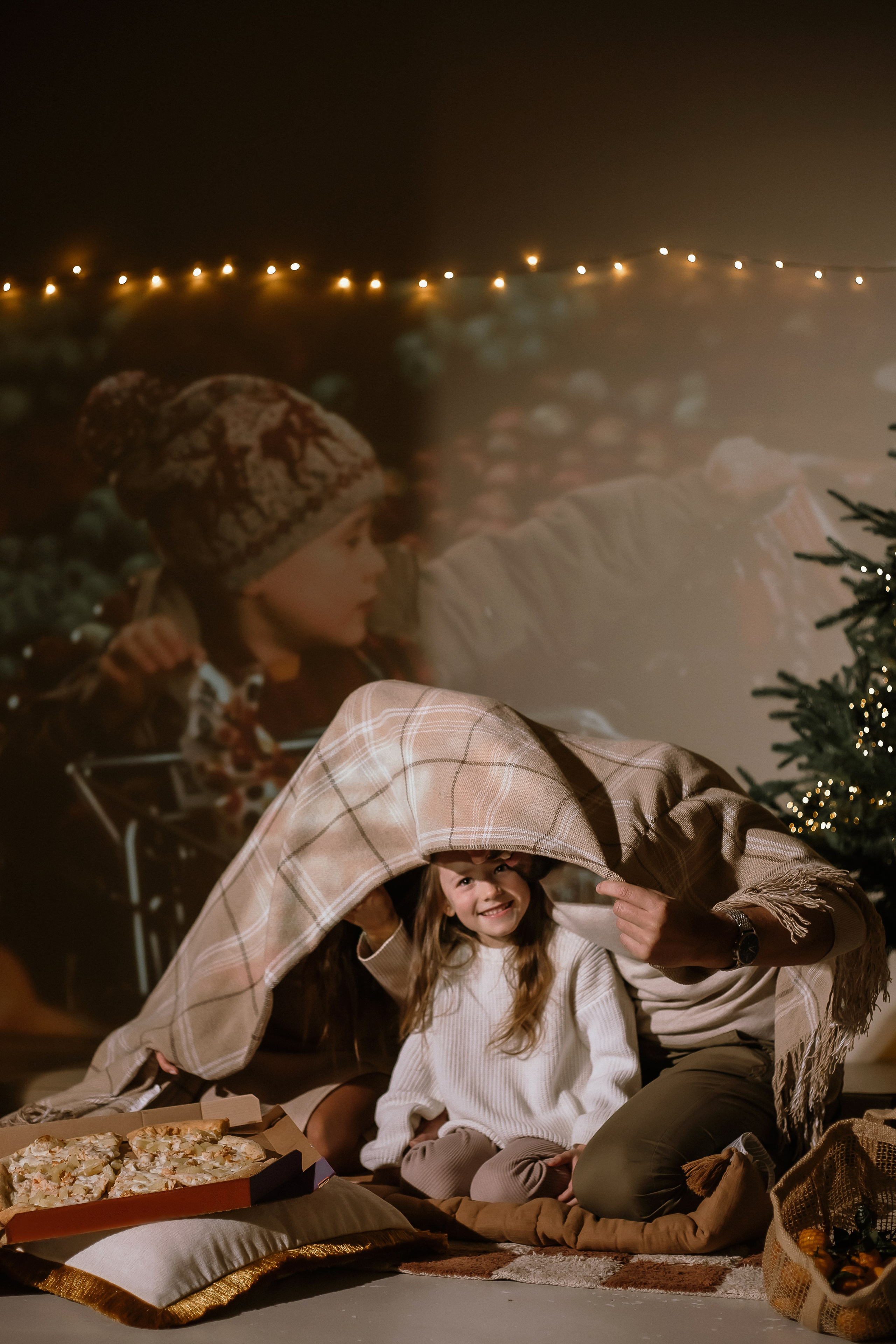 Предновогодняя семейная фотосессия в Екатеринбурге с проектором: индивидуальные, love story, семейные фотосессии.