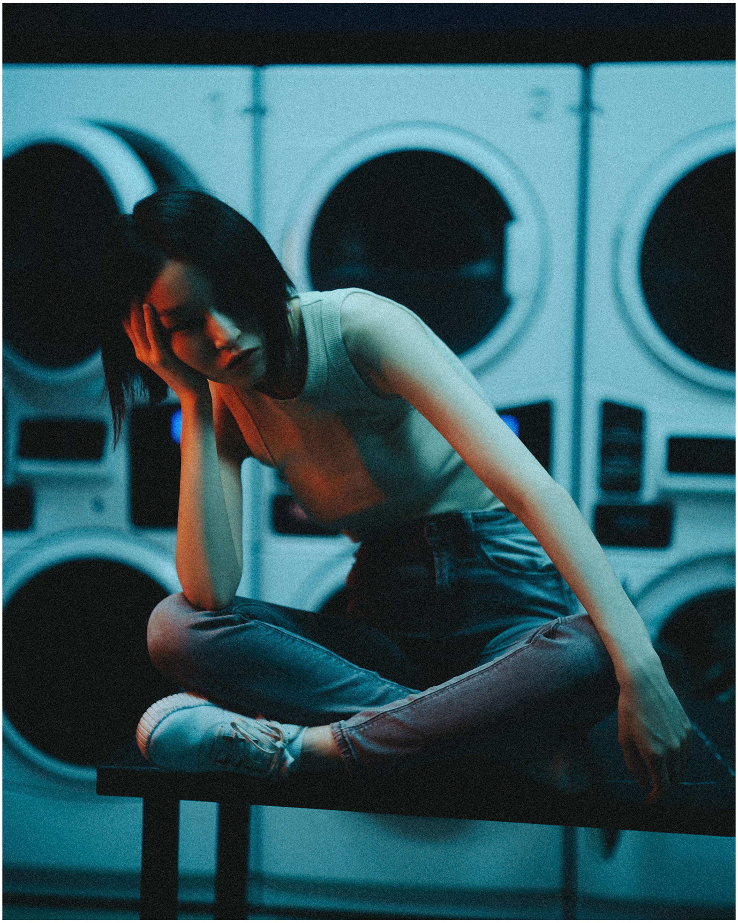 Киношная фотосессия в необычной локации с цветным светом