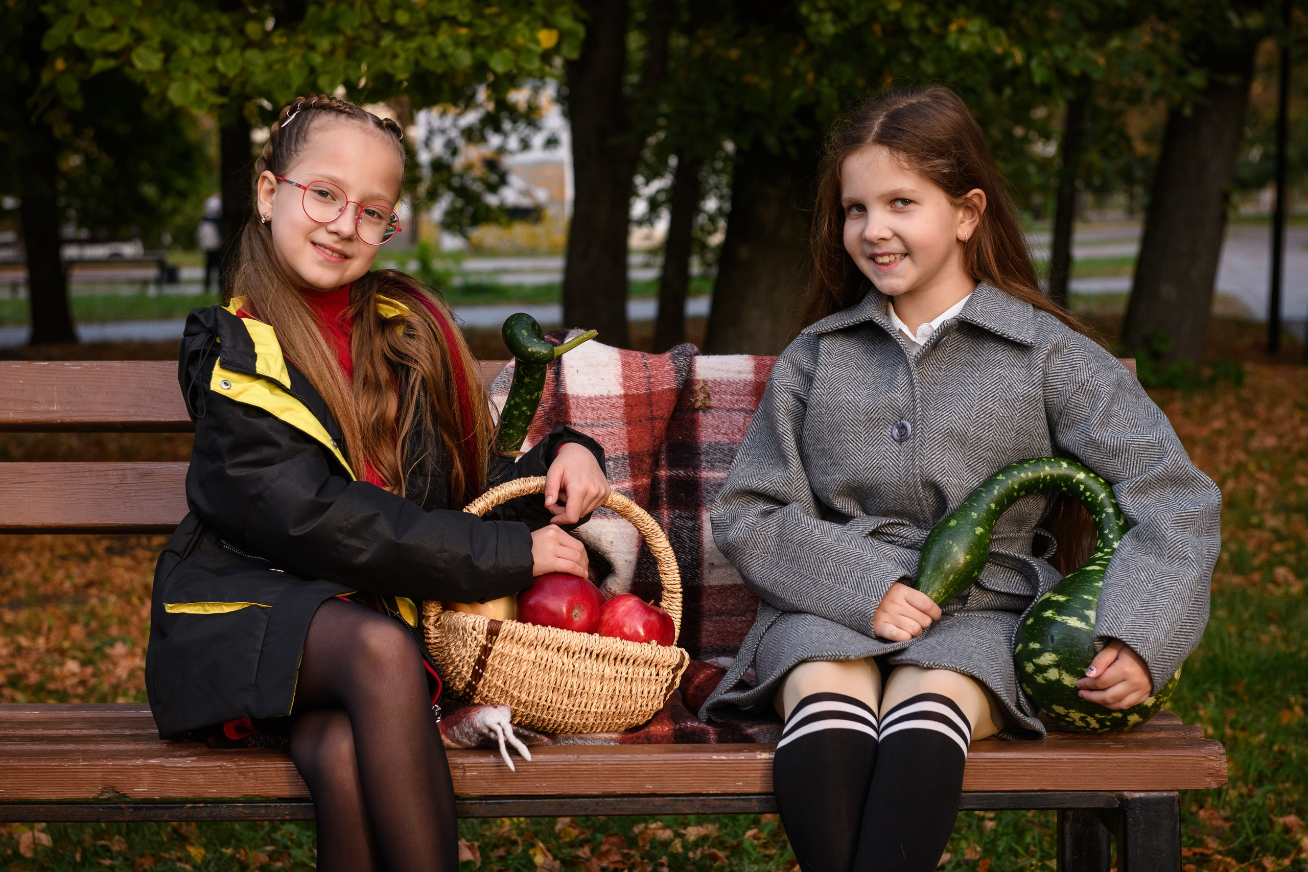 Четвероклассники позируют для школьного альбома. Выпускные альбомы в Курске