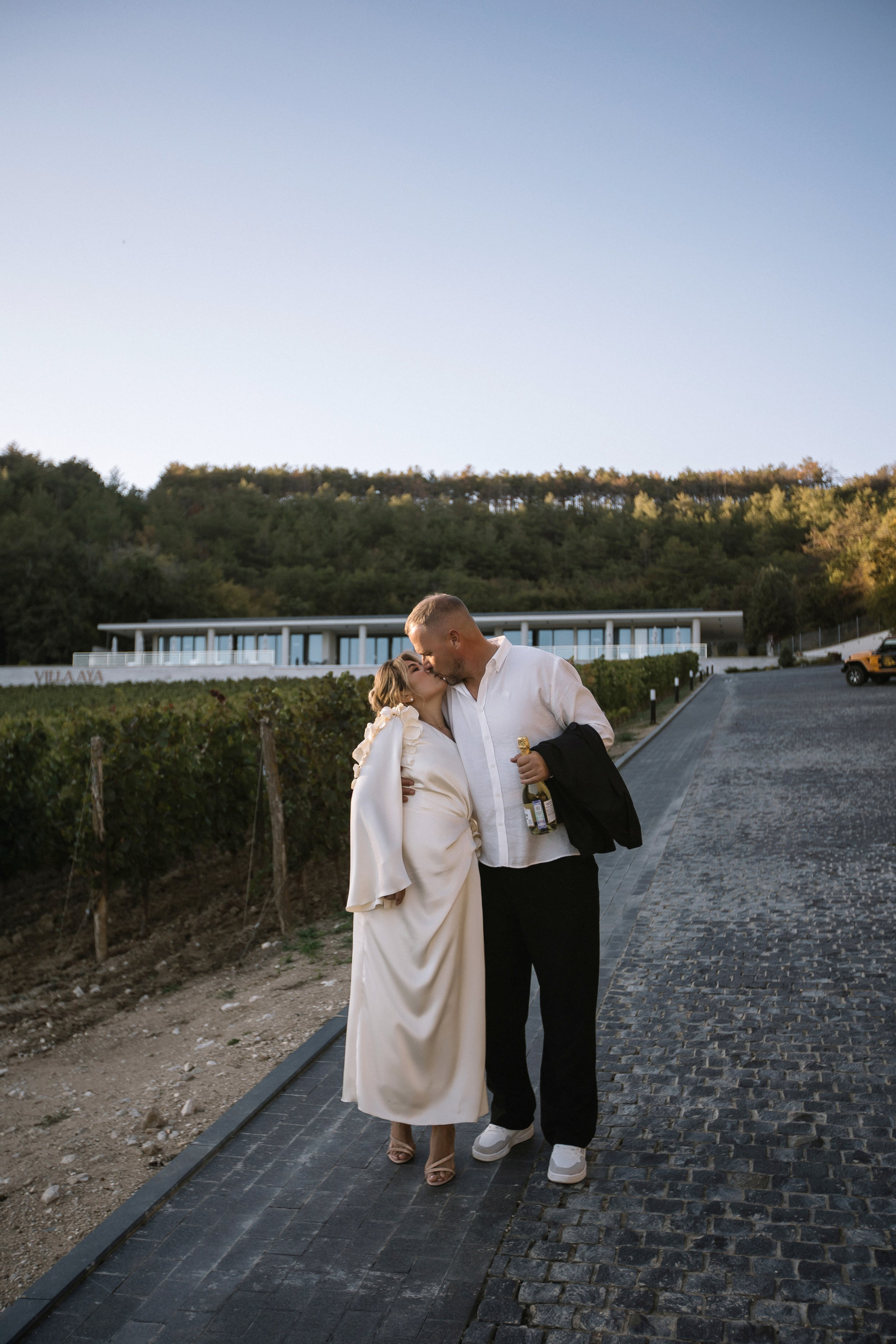 Александр и Гузель. Свадьба для двоих. Винодельня AYA. Фотограф Анна Лейман. Севастополь