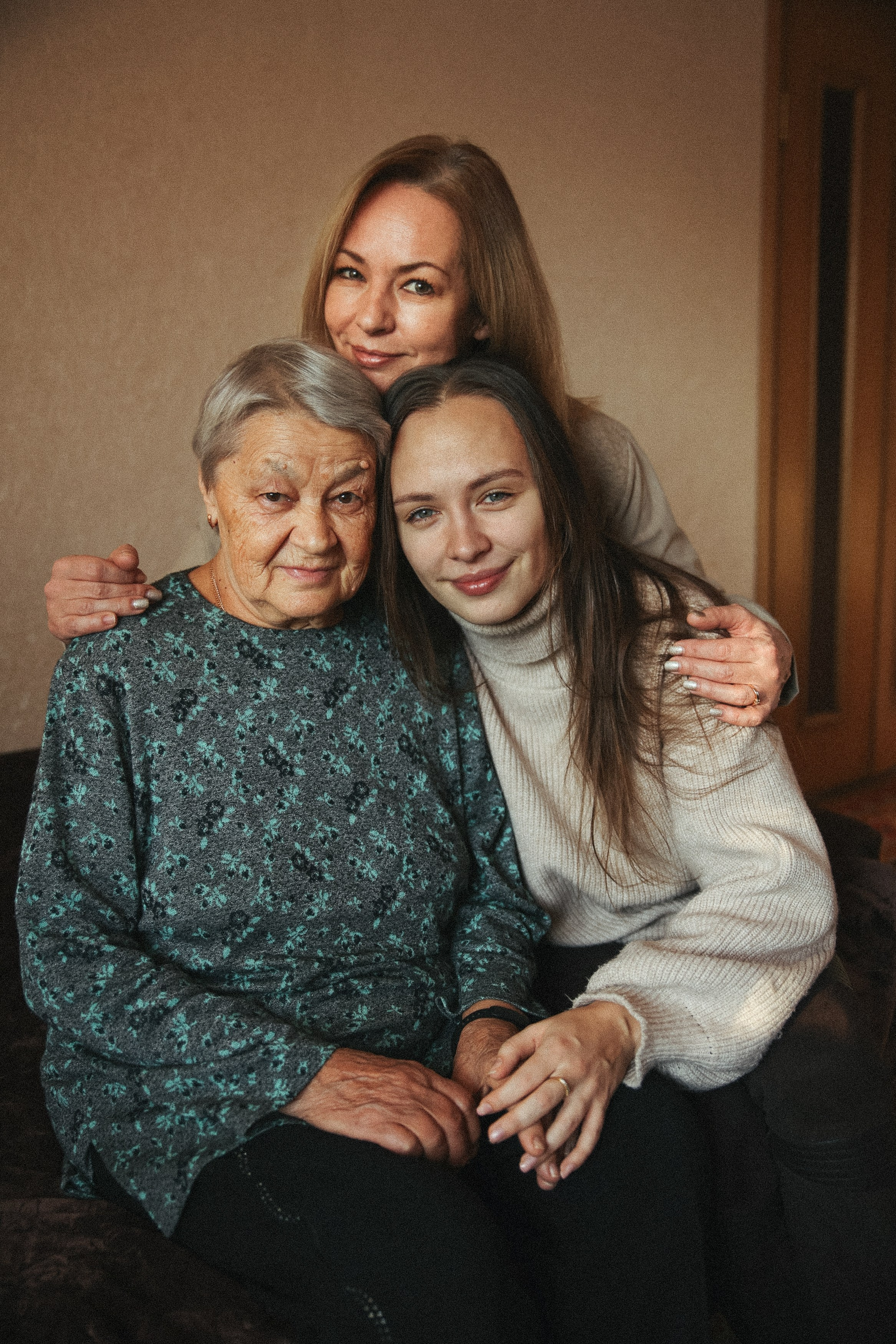 Семейная фотосессия домашняя фотосессия бабушка в гостях у бабушки. Фотограф Владимир Москва