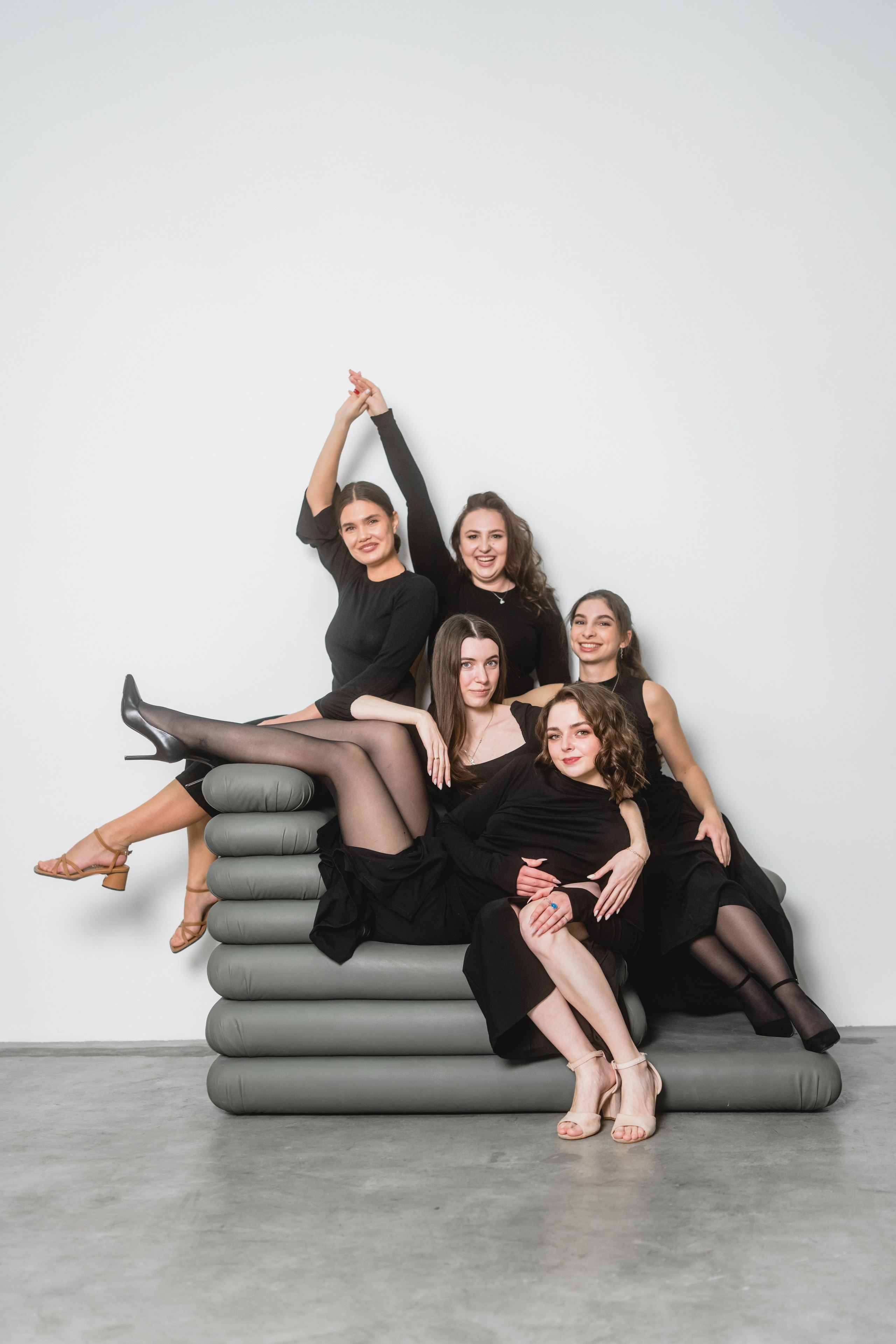 Студийная групповая фотосессия. Свадебный и индивидуальный фотограф Аля Мамакова