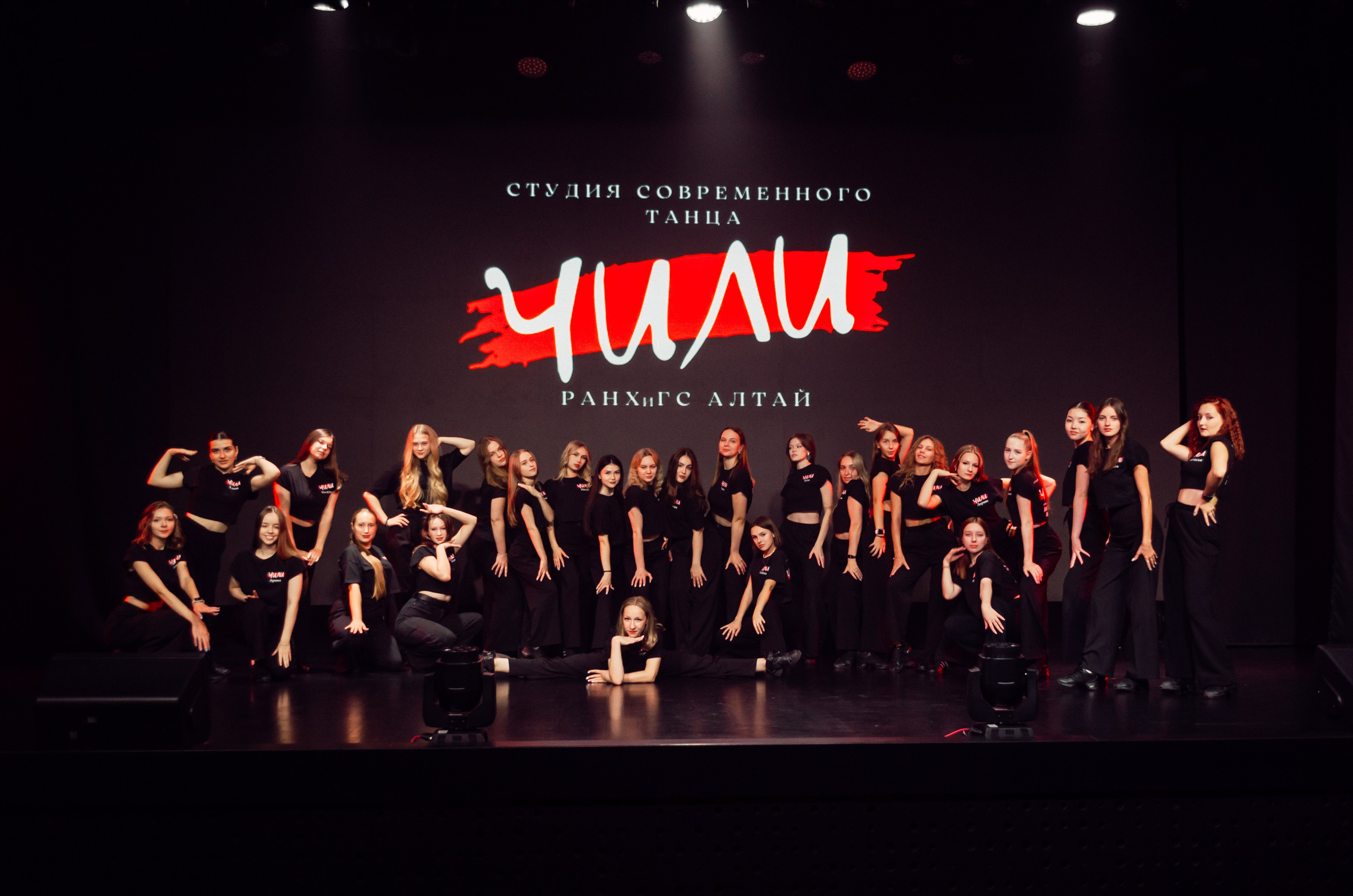 Групповая фотосъемка танцевального коллектива. Денисова Аля — фотограф для парных съемок и индивидуальных историй в Барнауле