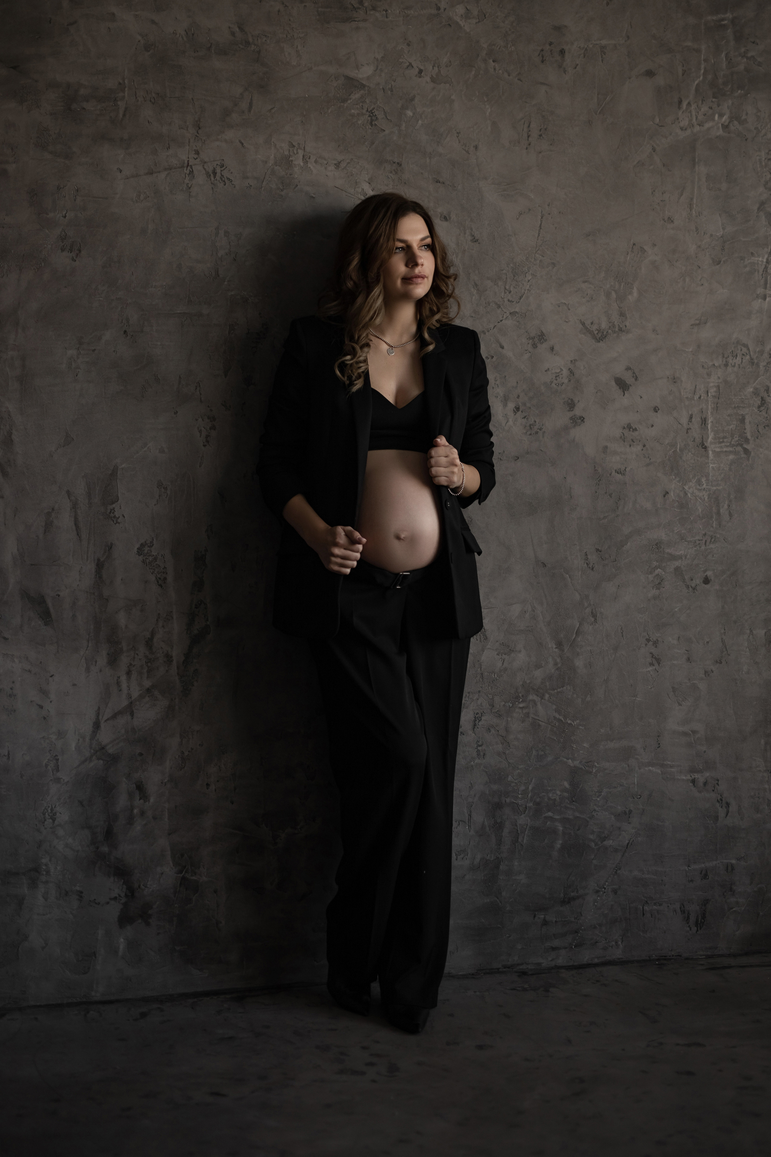 Беременность в темной студии. Демидова Натали, фотограф беременности и материнства г. Астана