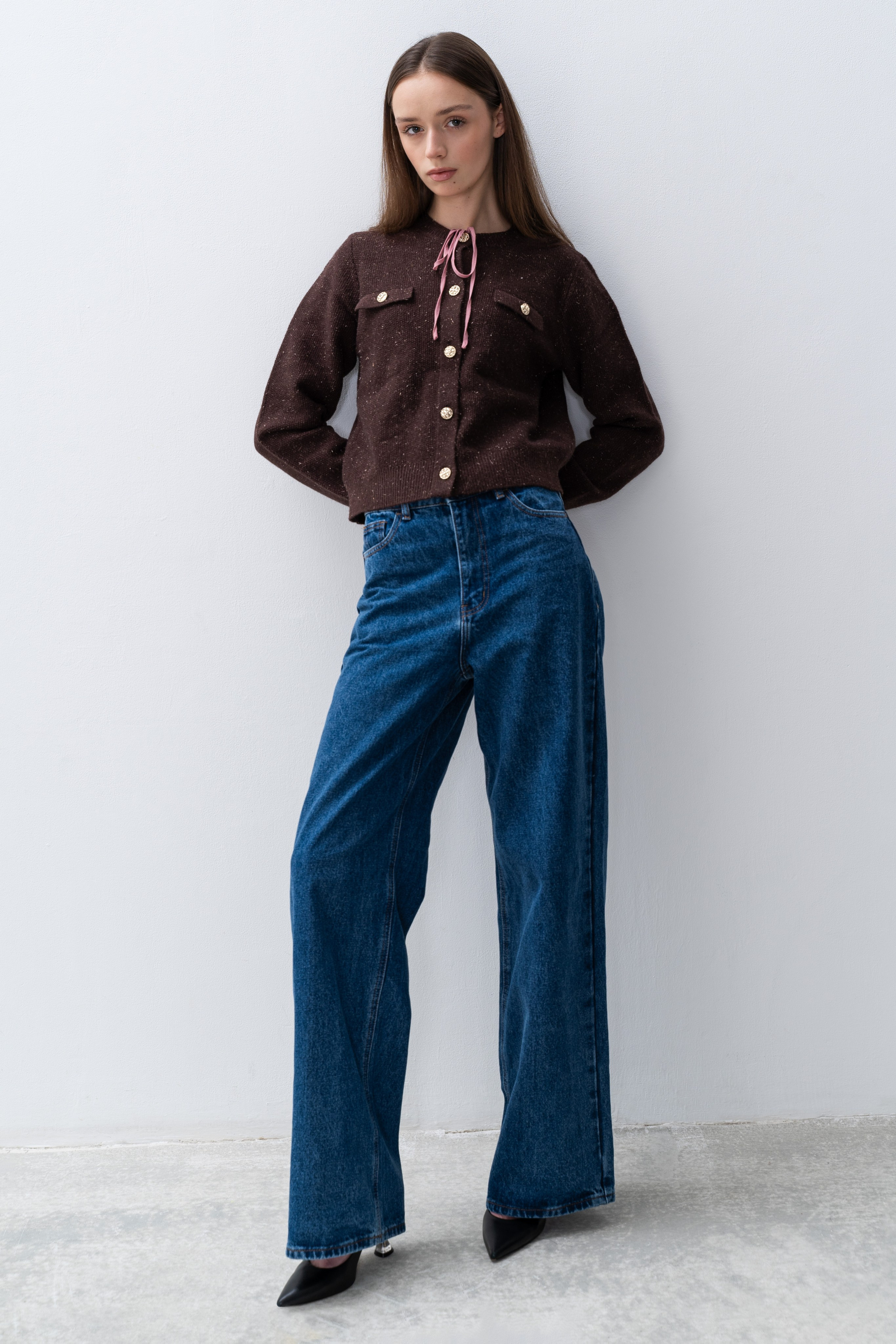 Лукбук у белой стены. Главная