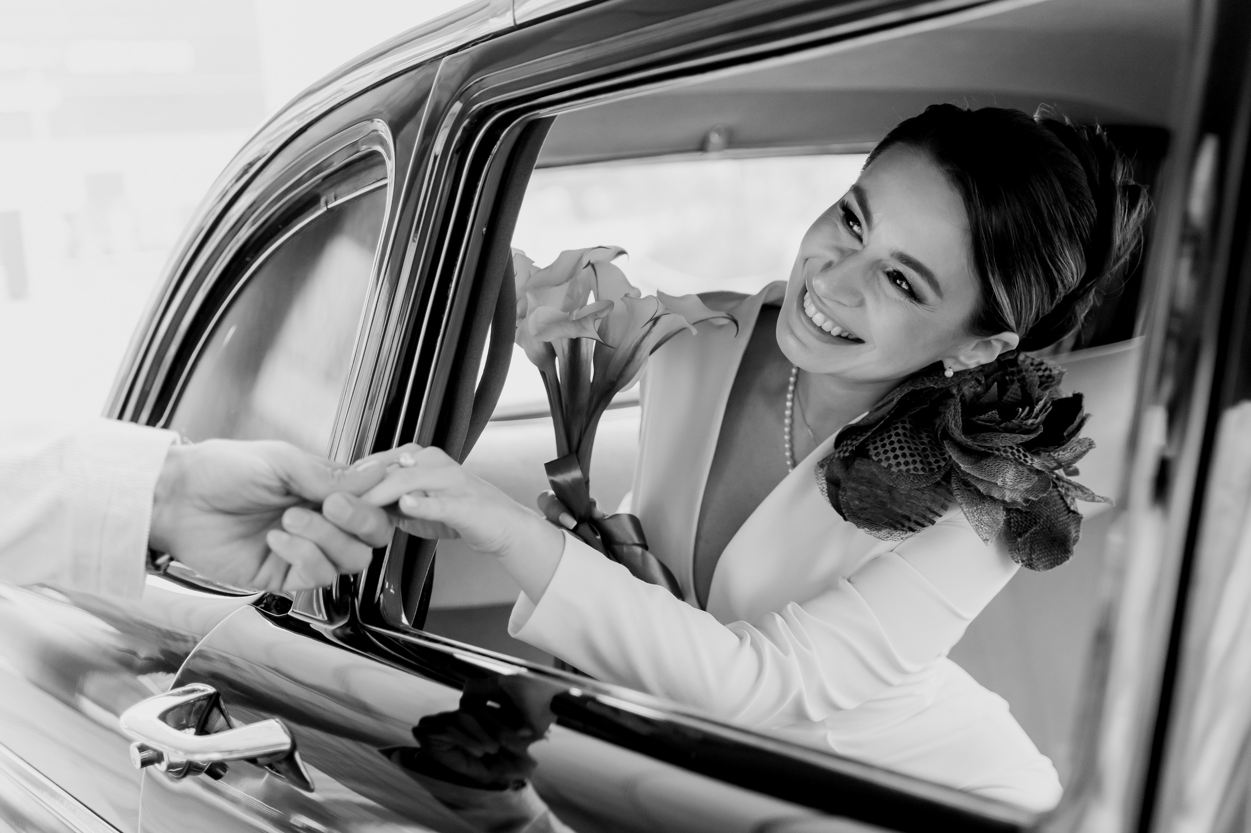 Свадебный фотограф в Москве. Свадебный фотограф Видное, Бутово, Домодедово, Щербинка, Царицыно. Свадебная фотосессия и сборы невесты в отеле Soluxe. Регистрация брака во дворце бракосочетания ВДНХ. Свадьба на ВДНХ. Свадебная фотосессия с ретро автомобилем Чайка. 