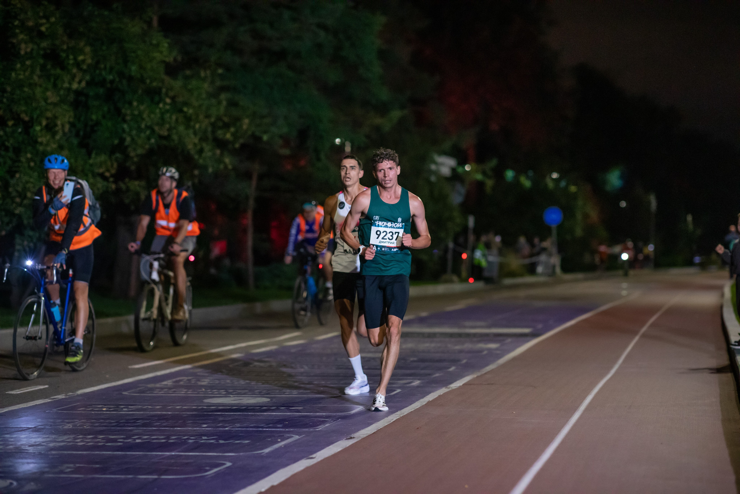 Ночной забег в ленте фотографий бегунов 03.08.24. Фотограф Сергей Ловкий