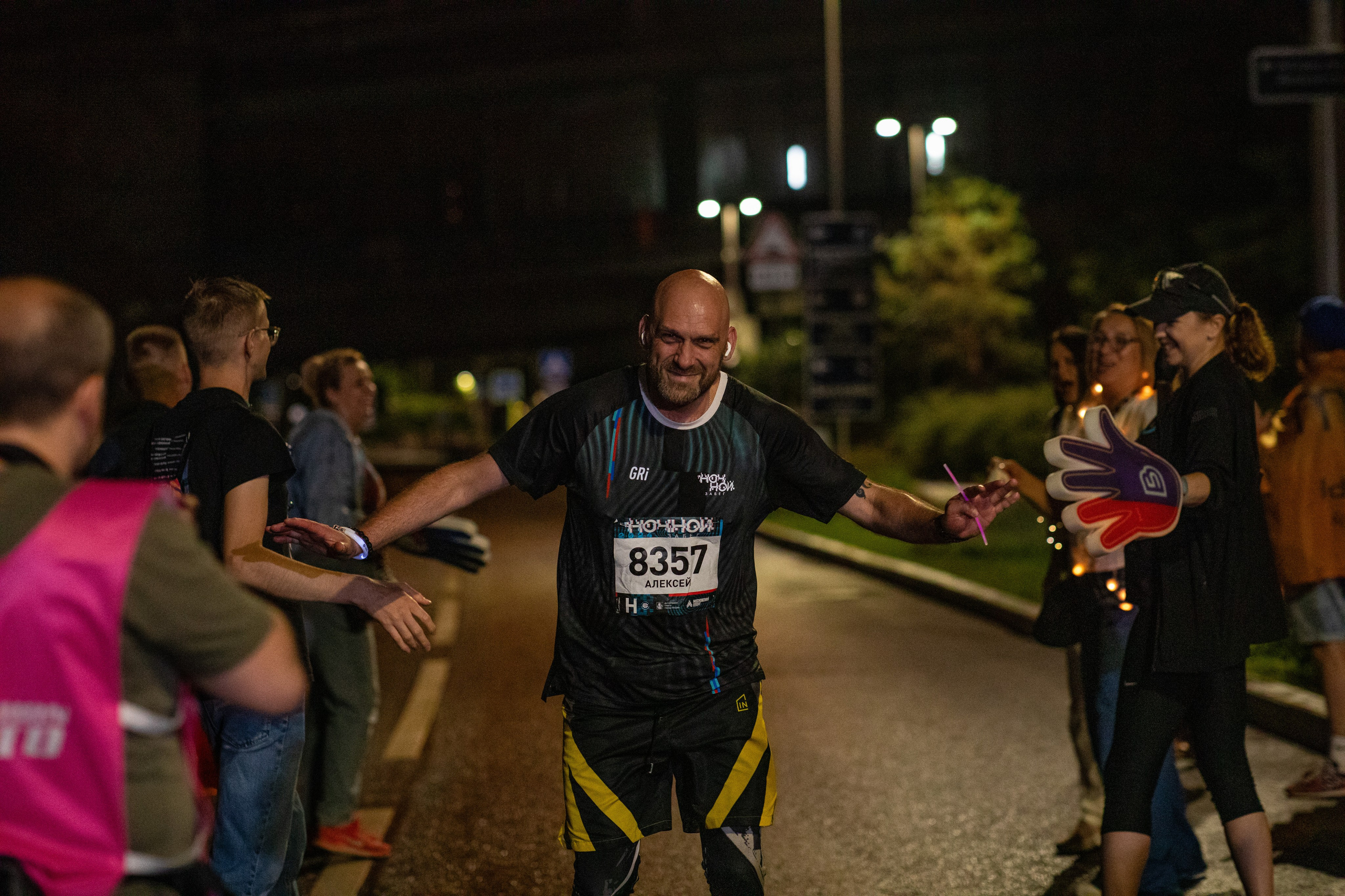 Ночной забег в ленте фотографий бегунов 03.08.24. Фотограф Сергей Ловкий