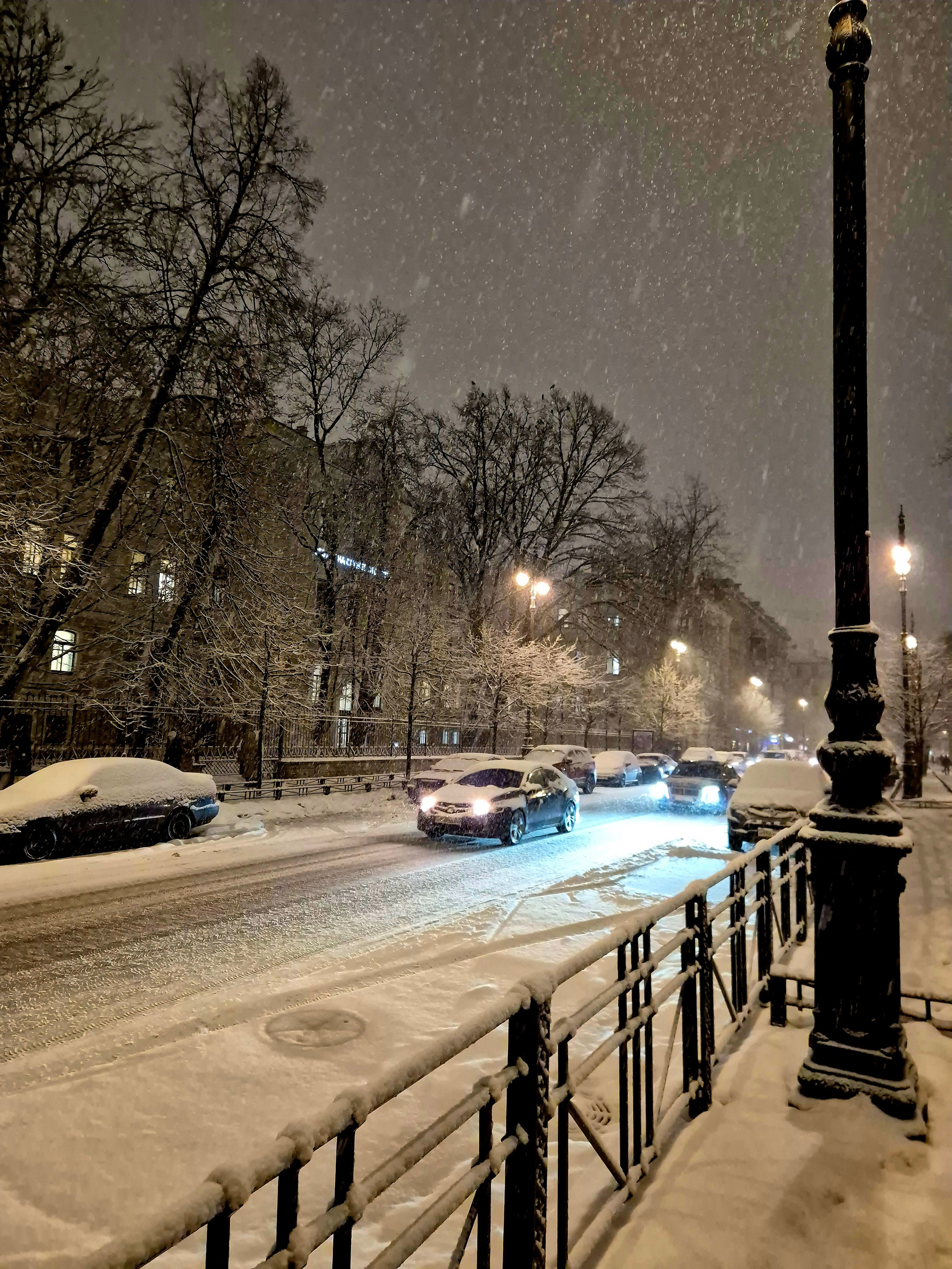 Повалил снег, наконец создавая настроение Нового года