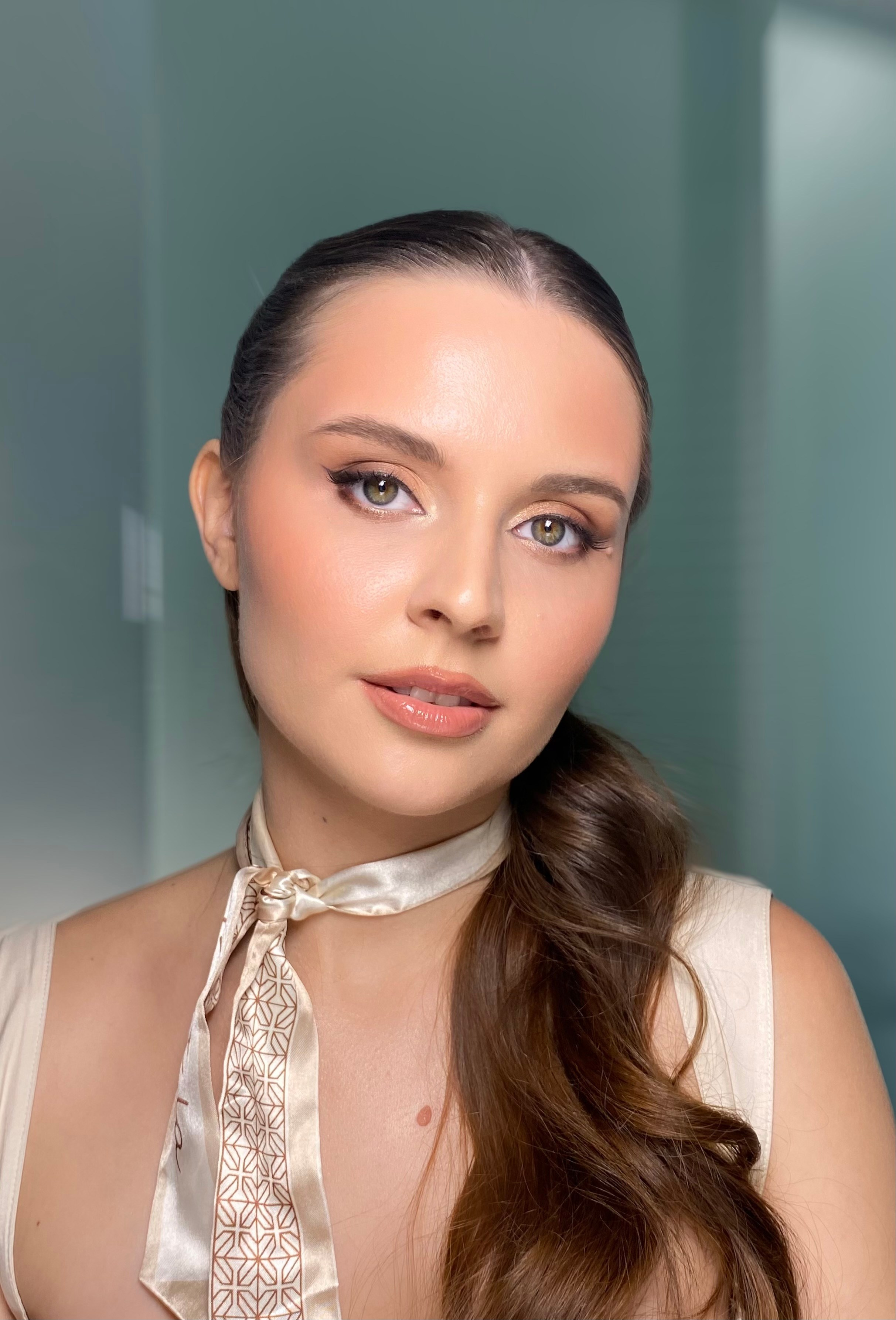 ВЕЧЕРНИЙ МАКИЯЖ В МОСКВЕ. СВАДЕБНЫЙ ВИЗАЖИСТ-СТИЛИСТ В МОСКВЕ ПРИЧЕСКИ МАКИЯЖ БРОВИ ВЫЕЗД