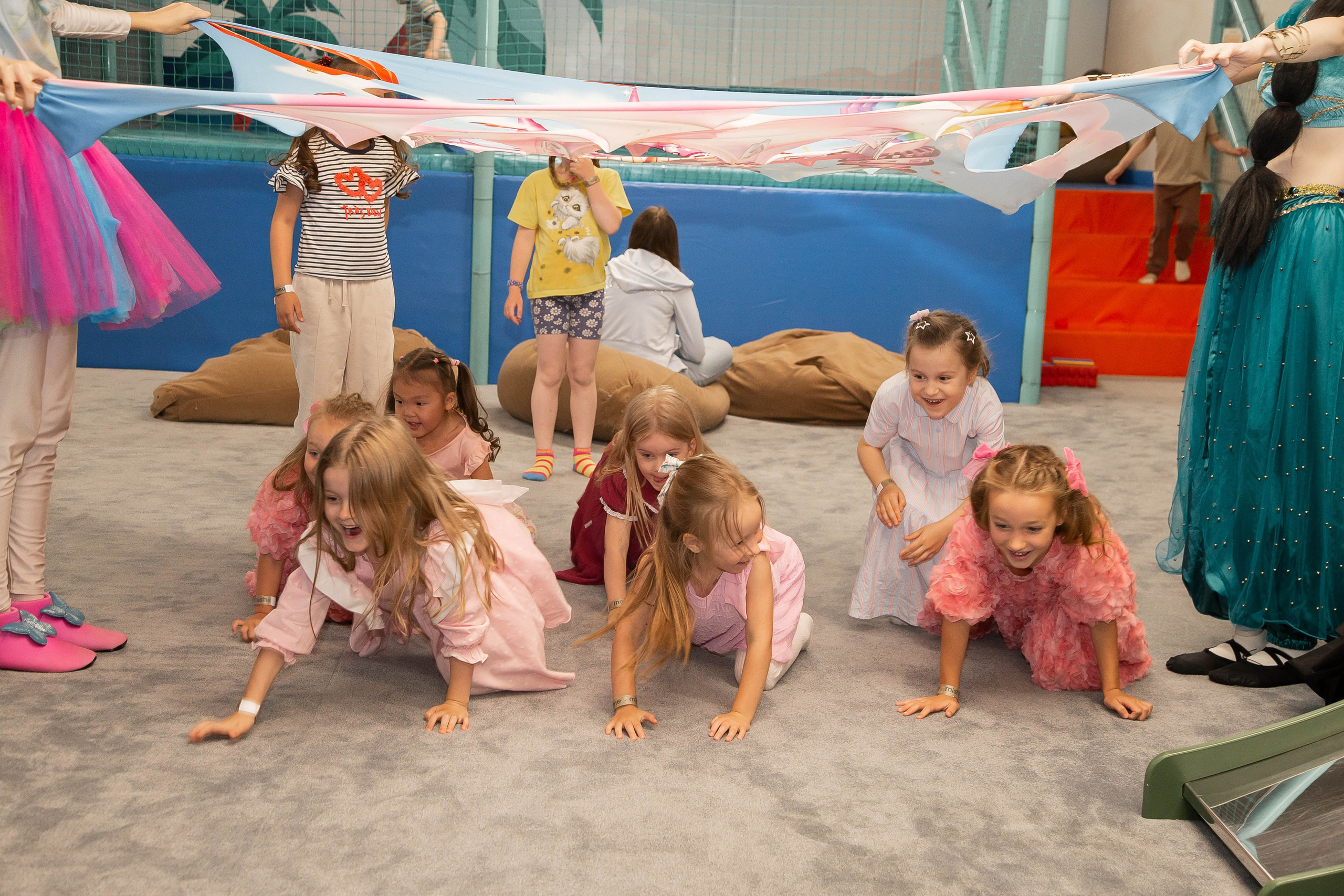 Репортажная съемка дня рождения сестер — живые эмоции праздника в Москве. Фотограф Анна Татаурова | Авторская фотосъемка в Москве