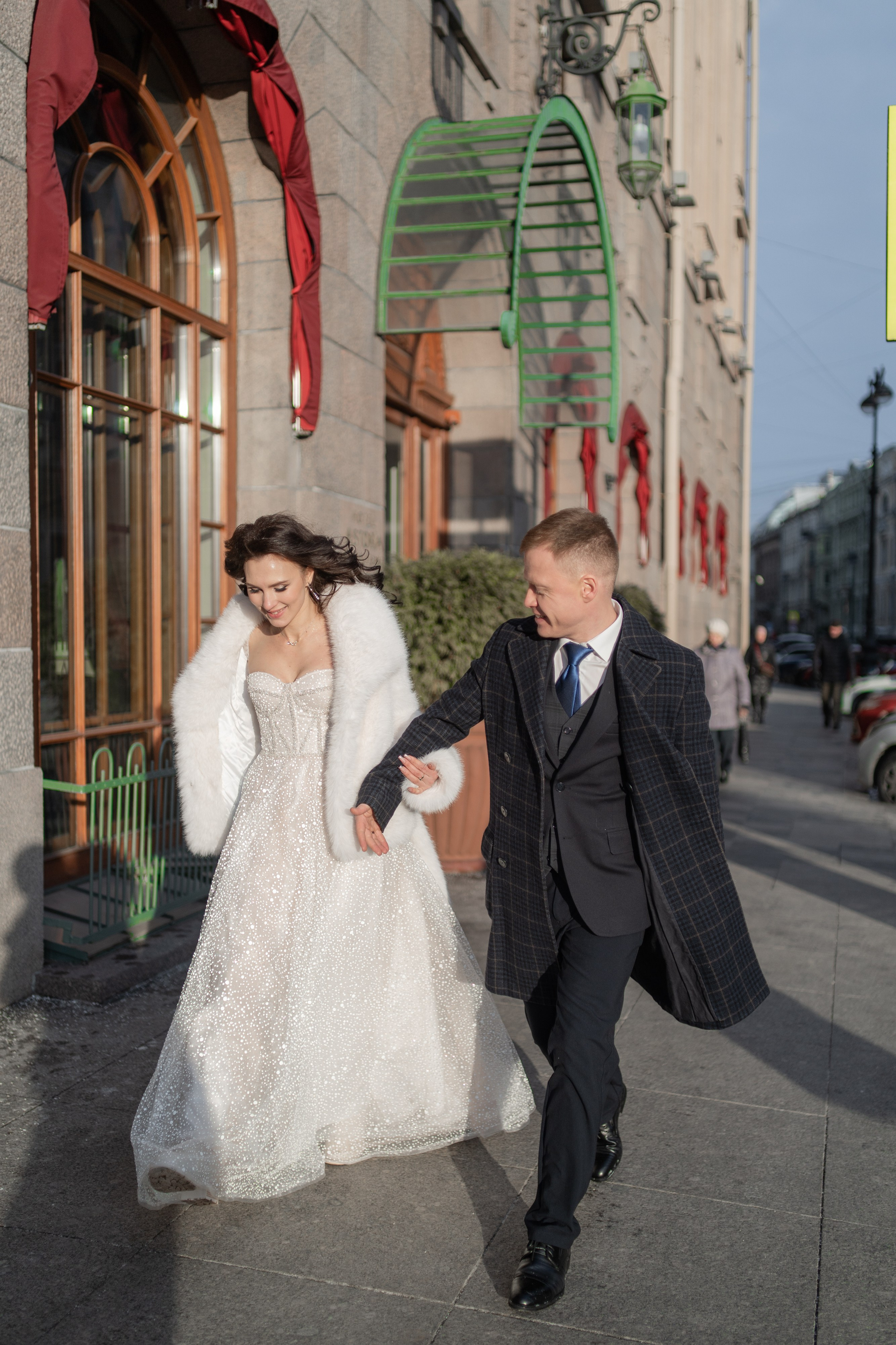 Свадебные фото на фоне рядом с гостиницей Астория зимой