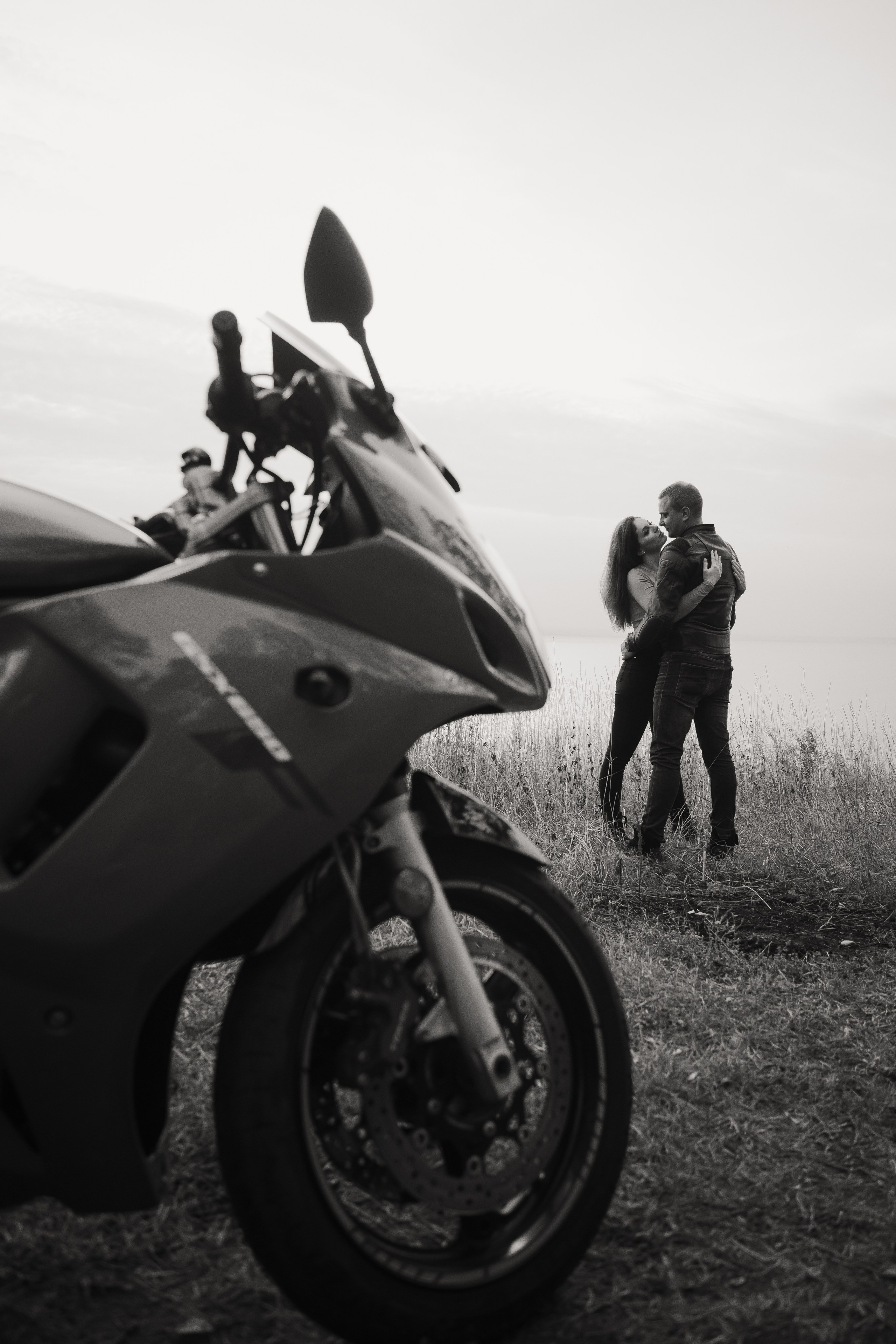 Фотосессия лавстори с мотоциклом на природе. Свадебный и семейный фотограф в Самаре и Тольятти | Елена Топанцева