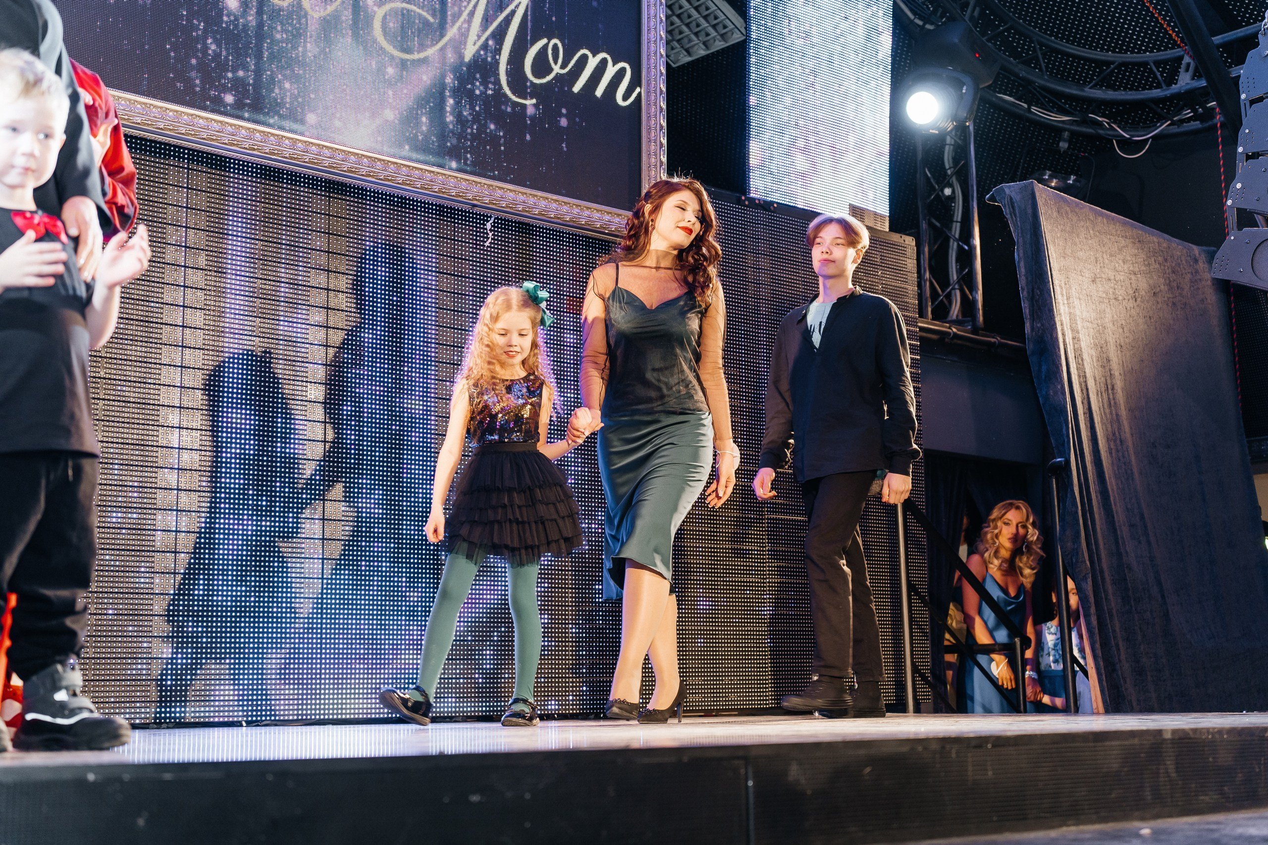 Идеальная мама. Для тех, кто не ждёт удачи, а создаёт её. Каждая фотосессия — это твой момент, твой стиль, твой успех. 📸