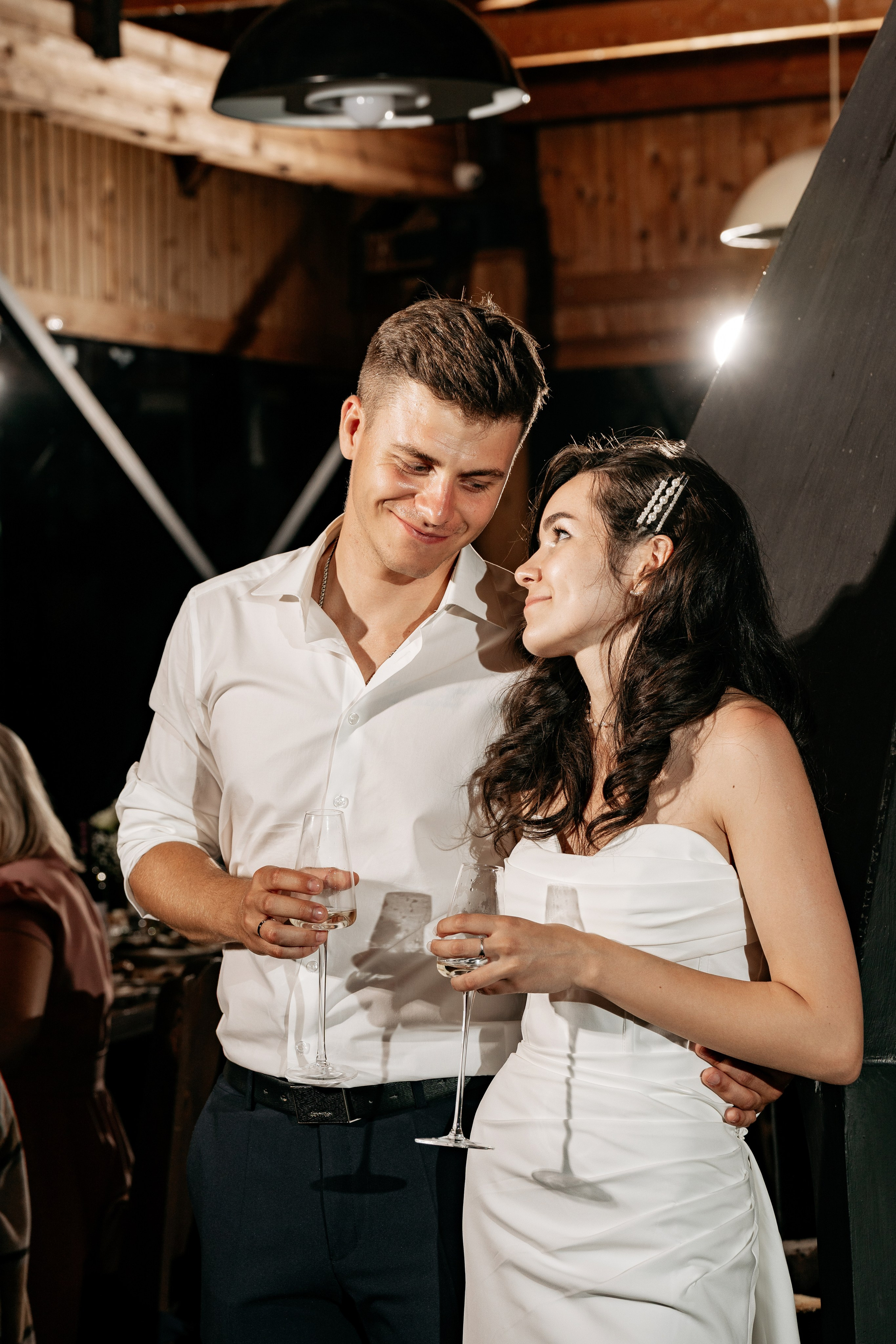 Свадебный фотограф Анапа запечатлел уютные моменты пары между поздравлениями.