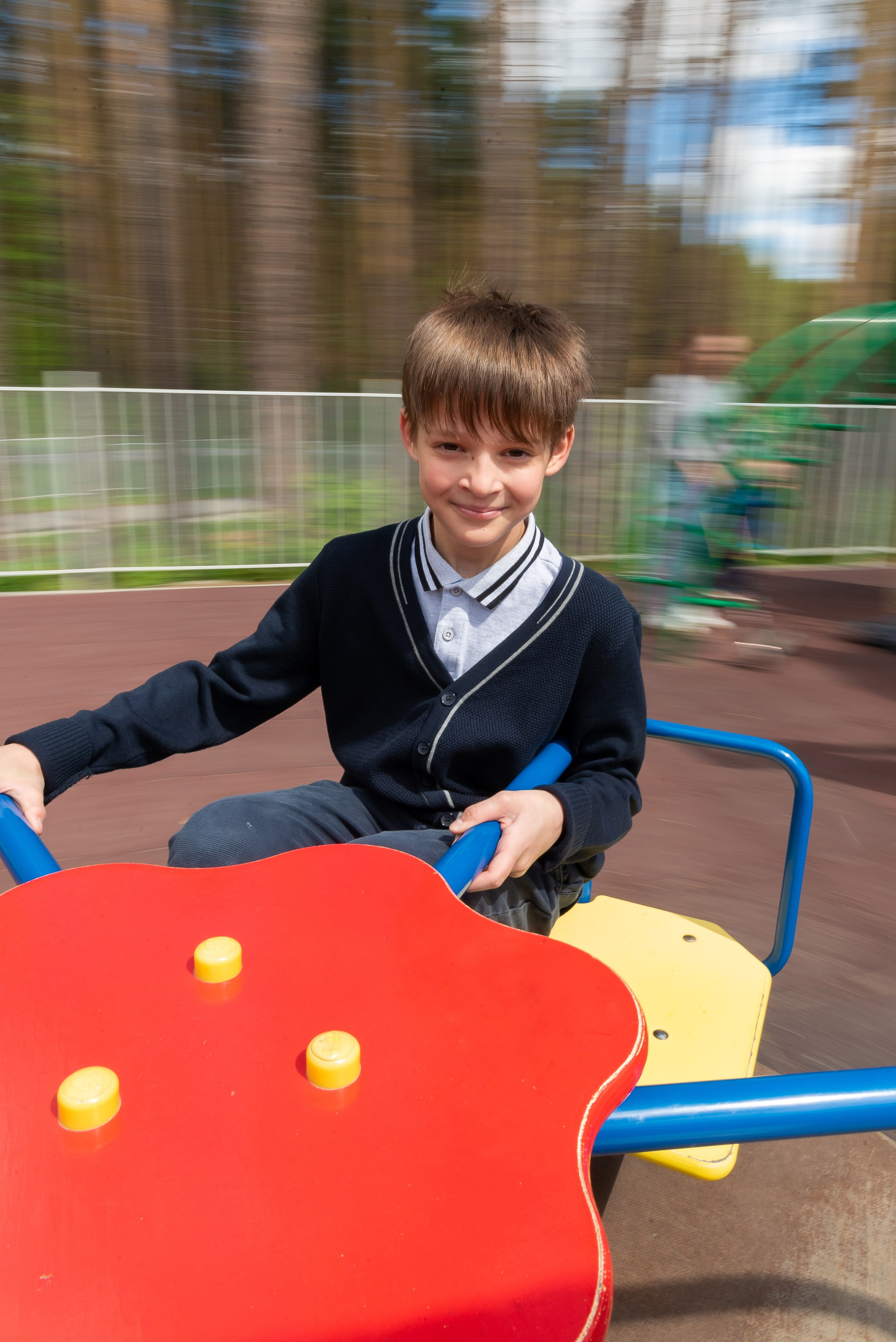 В школьном дворе, парке. Детский фотограф в Екатеринбурге и Берёзовском Евгений Кондаков