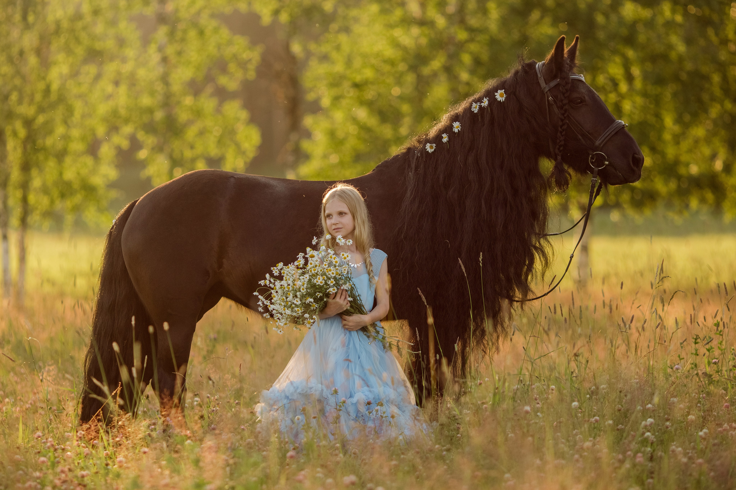 Детская фотосессия с пони и цветами