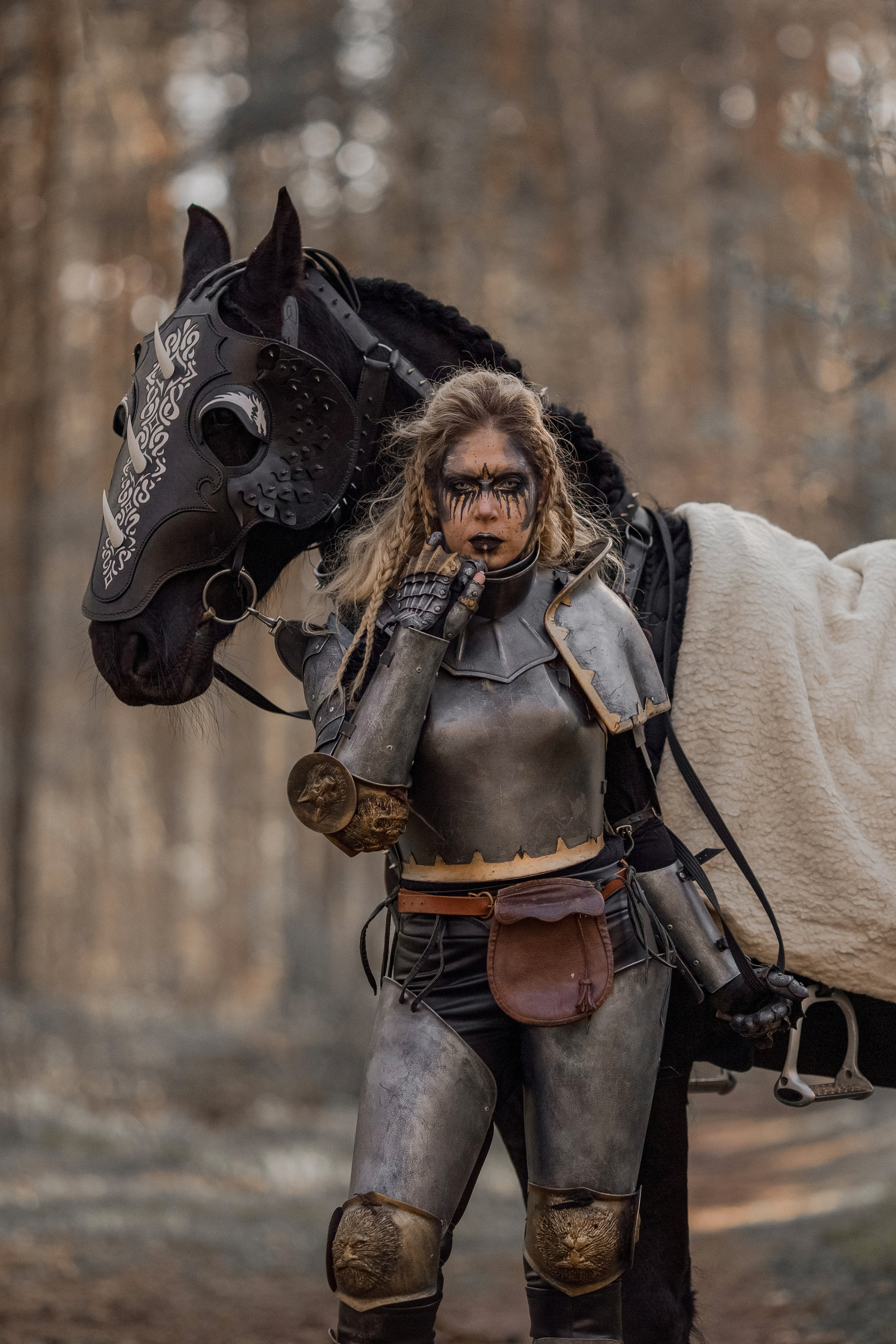 Фотосессия в рыцарских доспехах с лошадью