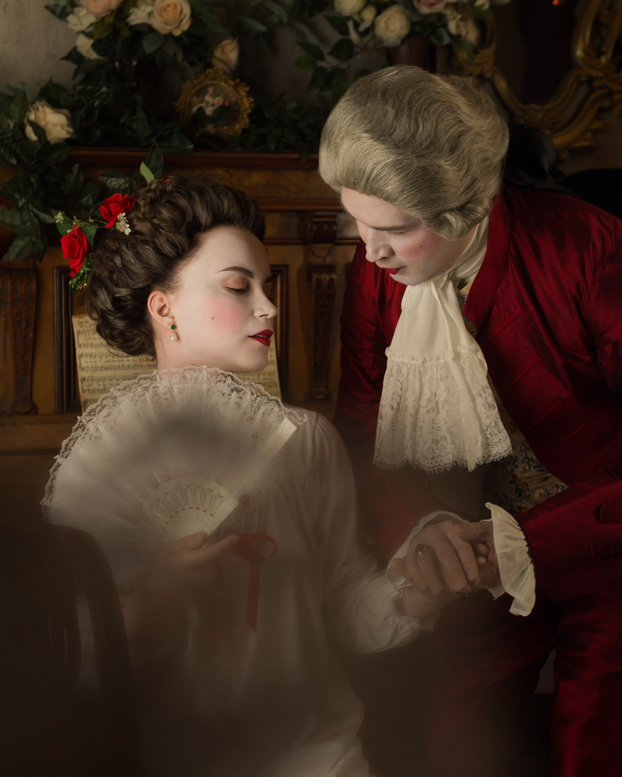 Портрет мужчины и женщины в костюмах восемнадцатого века. Историческая реконструкция. Костюмированная фотосессия в Хабаровске.