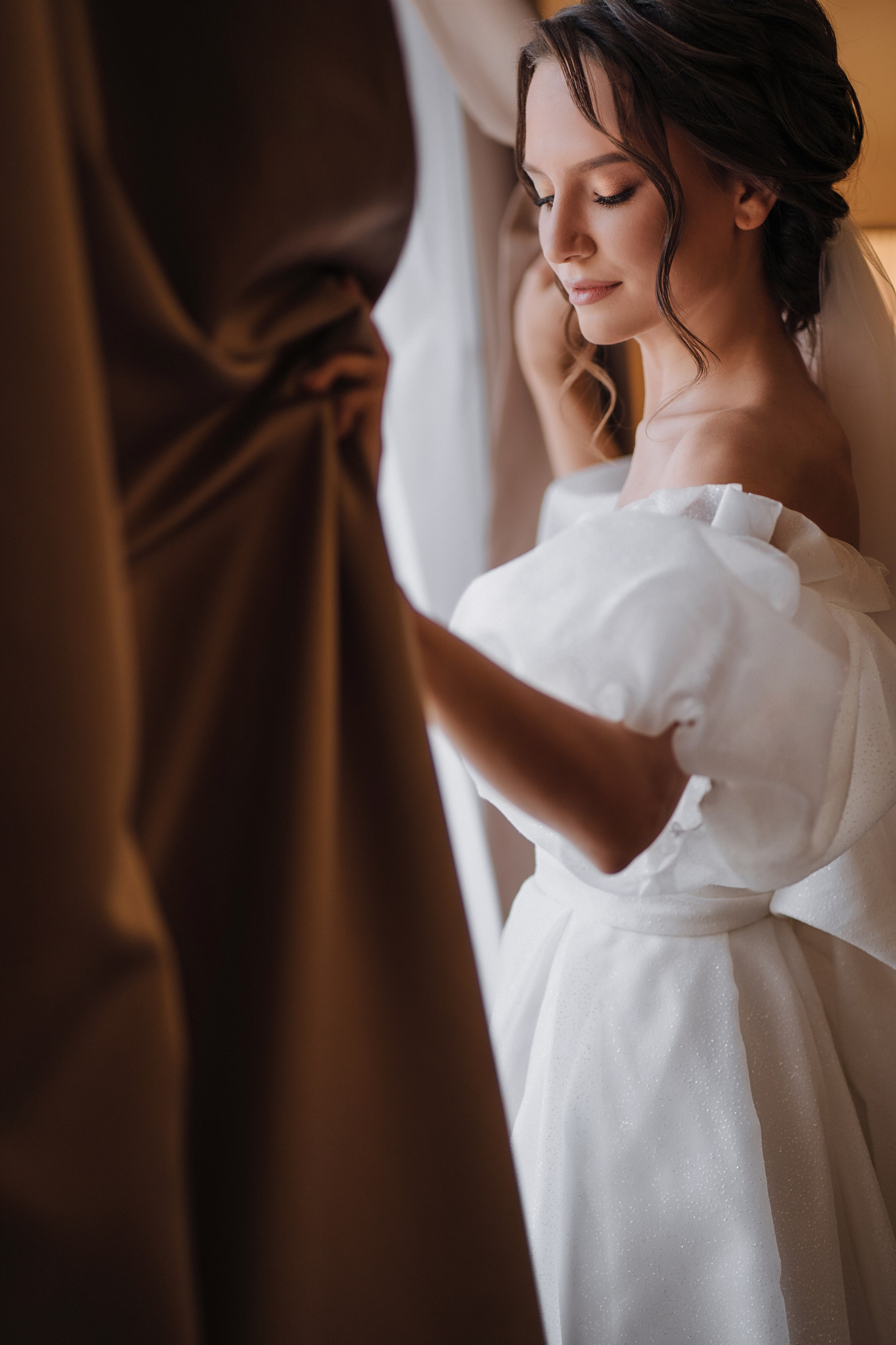 Портретное фото невесты у окна, фотограф Сергей Фрейер