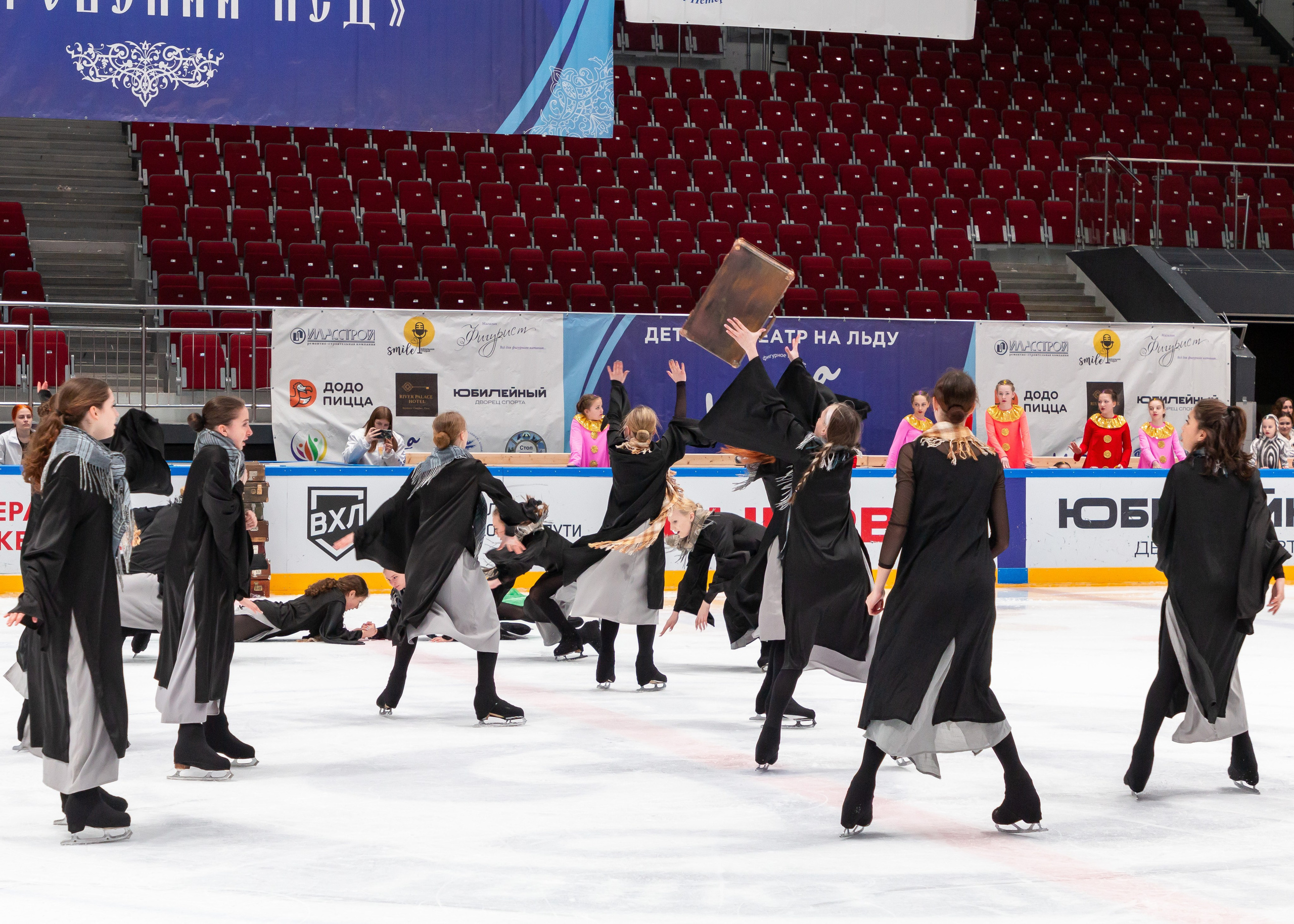 VII Ежегодный фестиваль массовых танцев на льду и фигурного катания «Петровский лёд» Санкт-Петербург 2024. Репортажный фотограф в Москве
