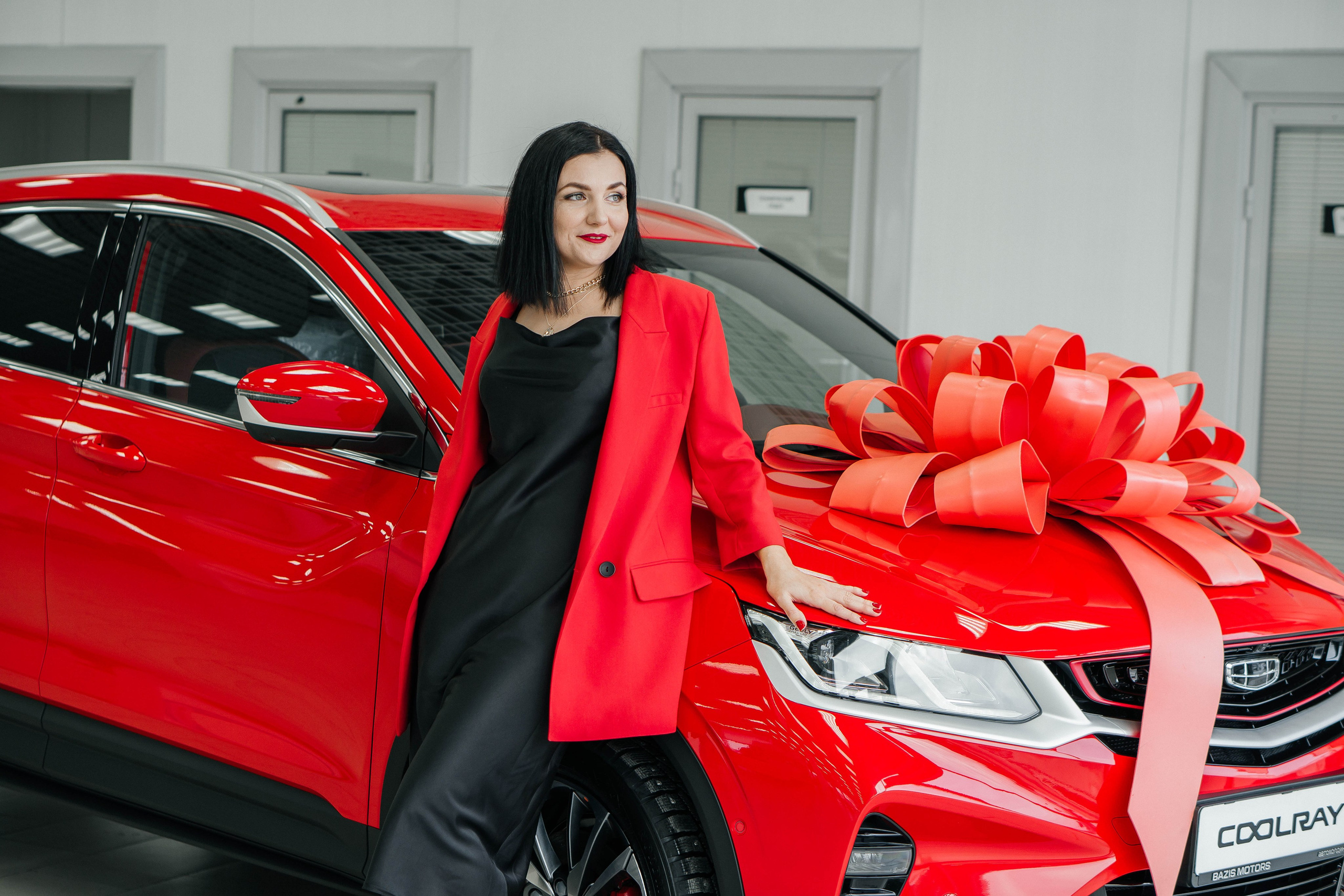 В автосалоне. Получение ключей от автомобиля. Женский, семейный и детский фотограф в Тюмени Диана Осипова