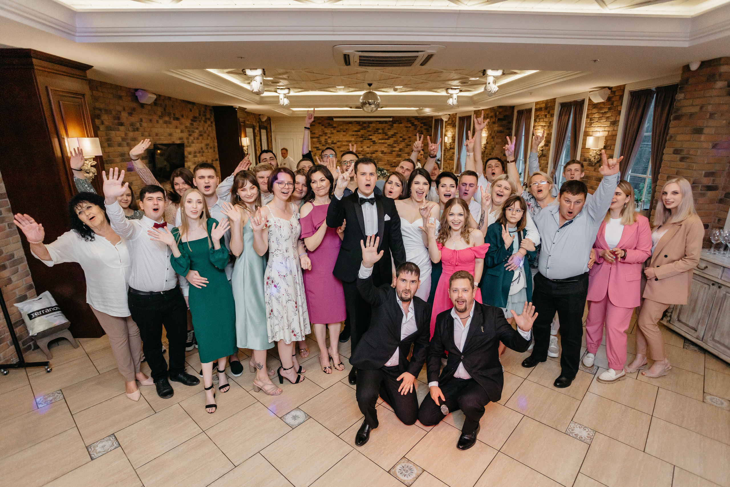 Свадебная фотосессия банкета в ресторане